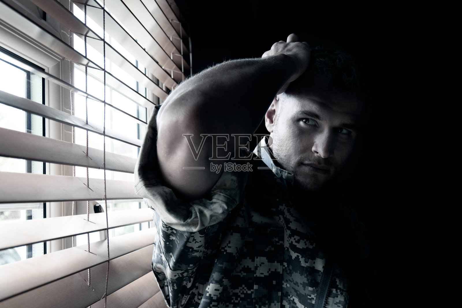 身穿迷彩服的英俊士兵的肖像照片摄影图片