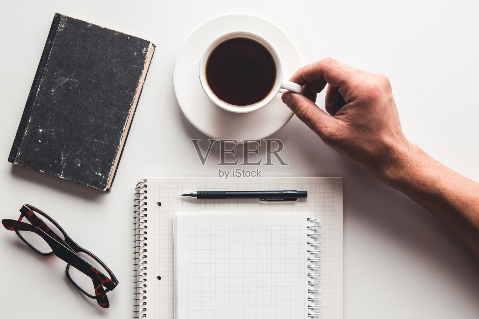 偏远的工作场所，有男人的手，键盘，咖啡杯照片摄影图片