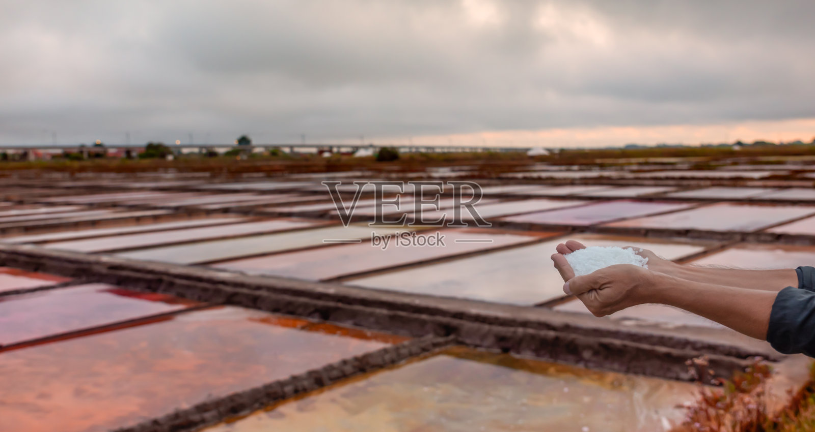 盐手在盐矿与池不同的颜色，重点在手照片摄影图片