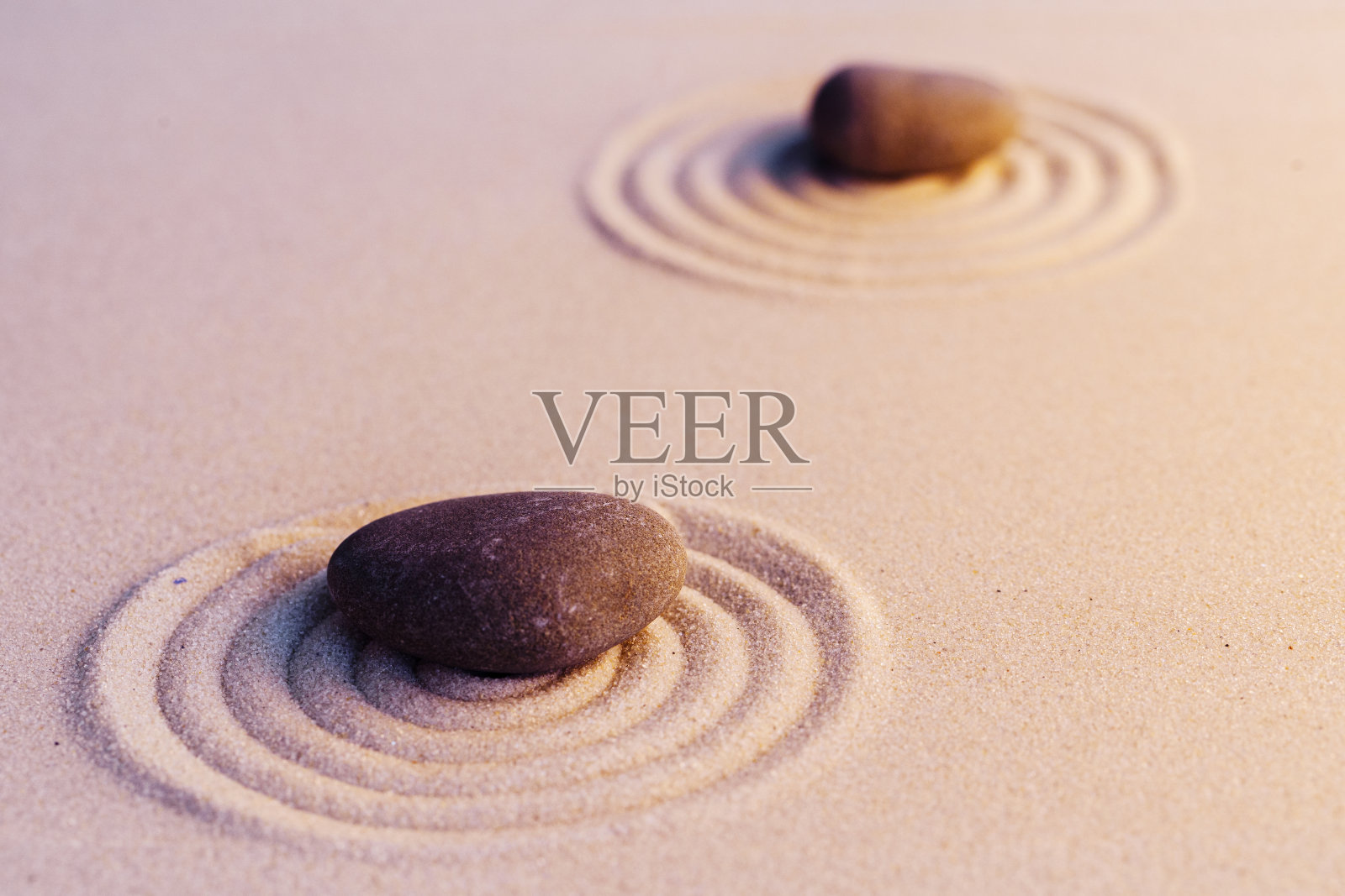 禅宗园林石上以沙点缀照片摄影图片