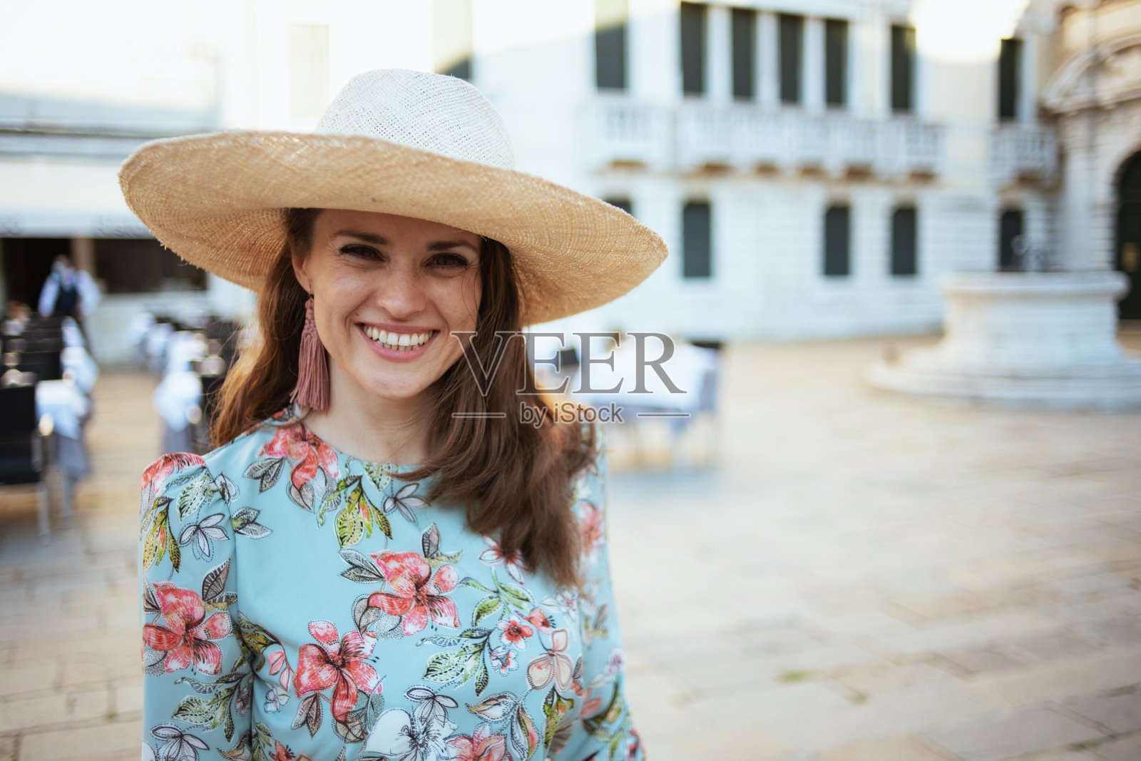 快乐时尚的女人在花裙子有徒步旅行照片摄影图片