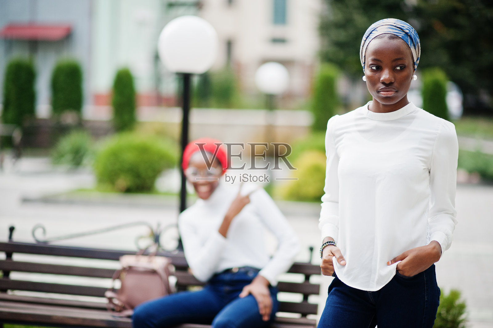 两个年轻的现代时尚，有吸引力，高挑和苗条的非洲穆斯林妇女照片摄影图片