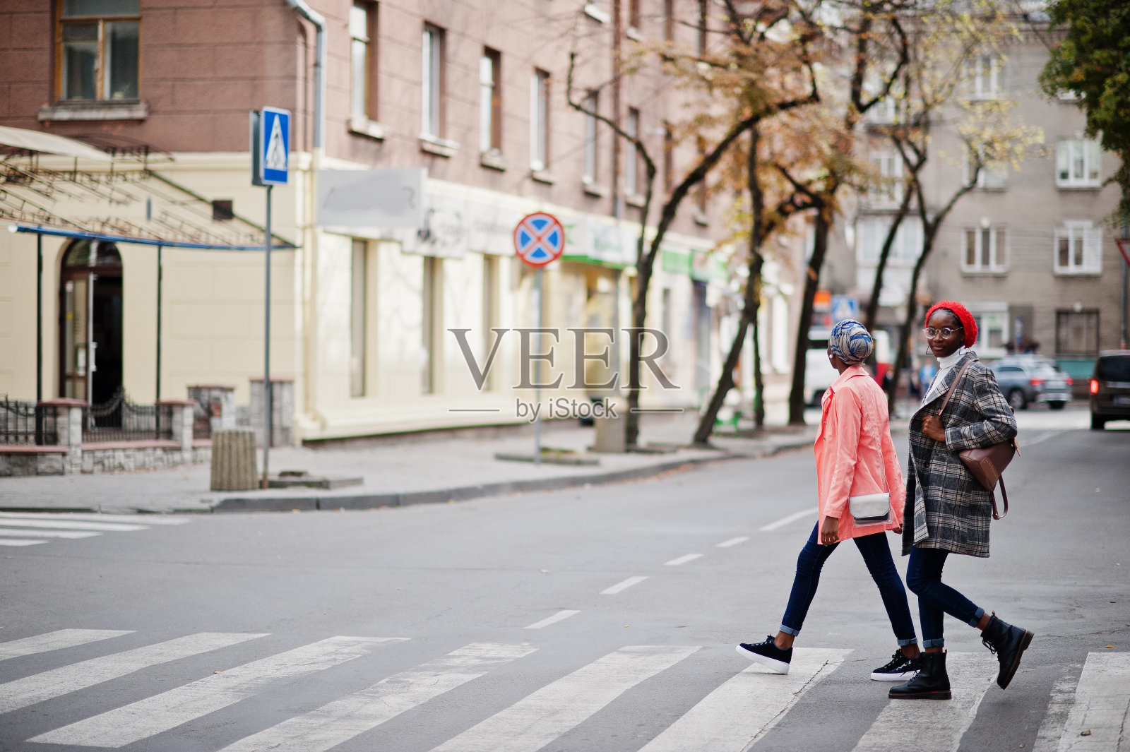 两个年轻的现代时尚，迷人的，高挑和苗条的非洲穆斯林妇女照片摄影图片