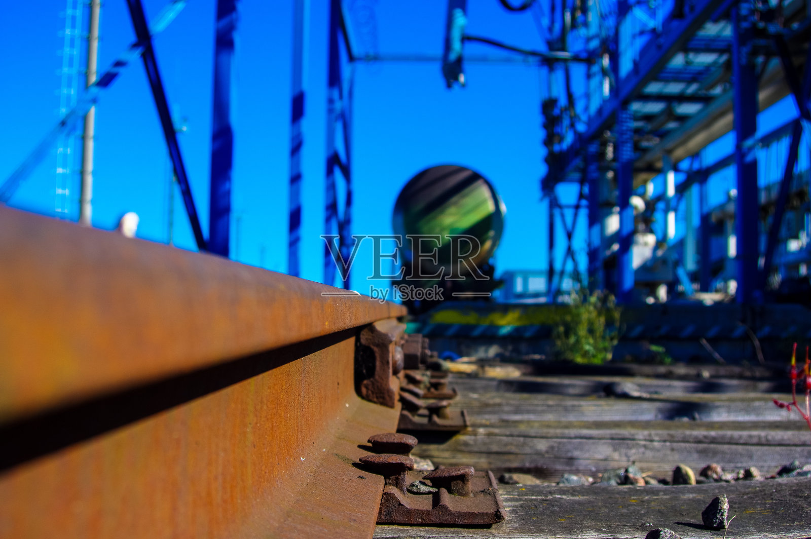 在工业区的铁路轨道。照片摄影图片