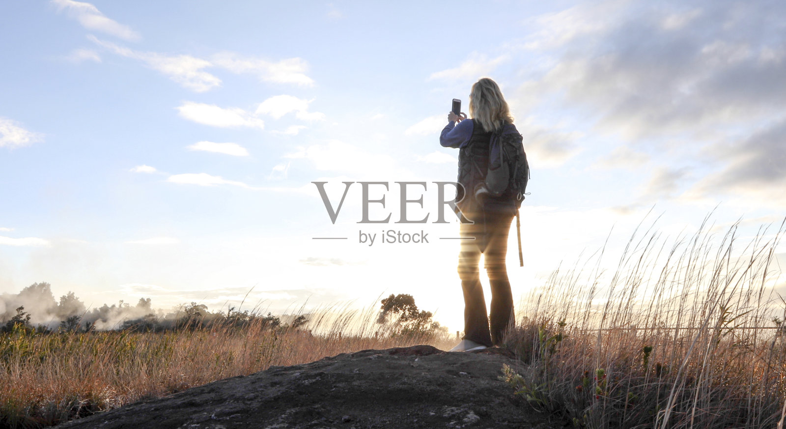 妇女探索环形山径，火山口Kīlauea照片摄影图片