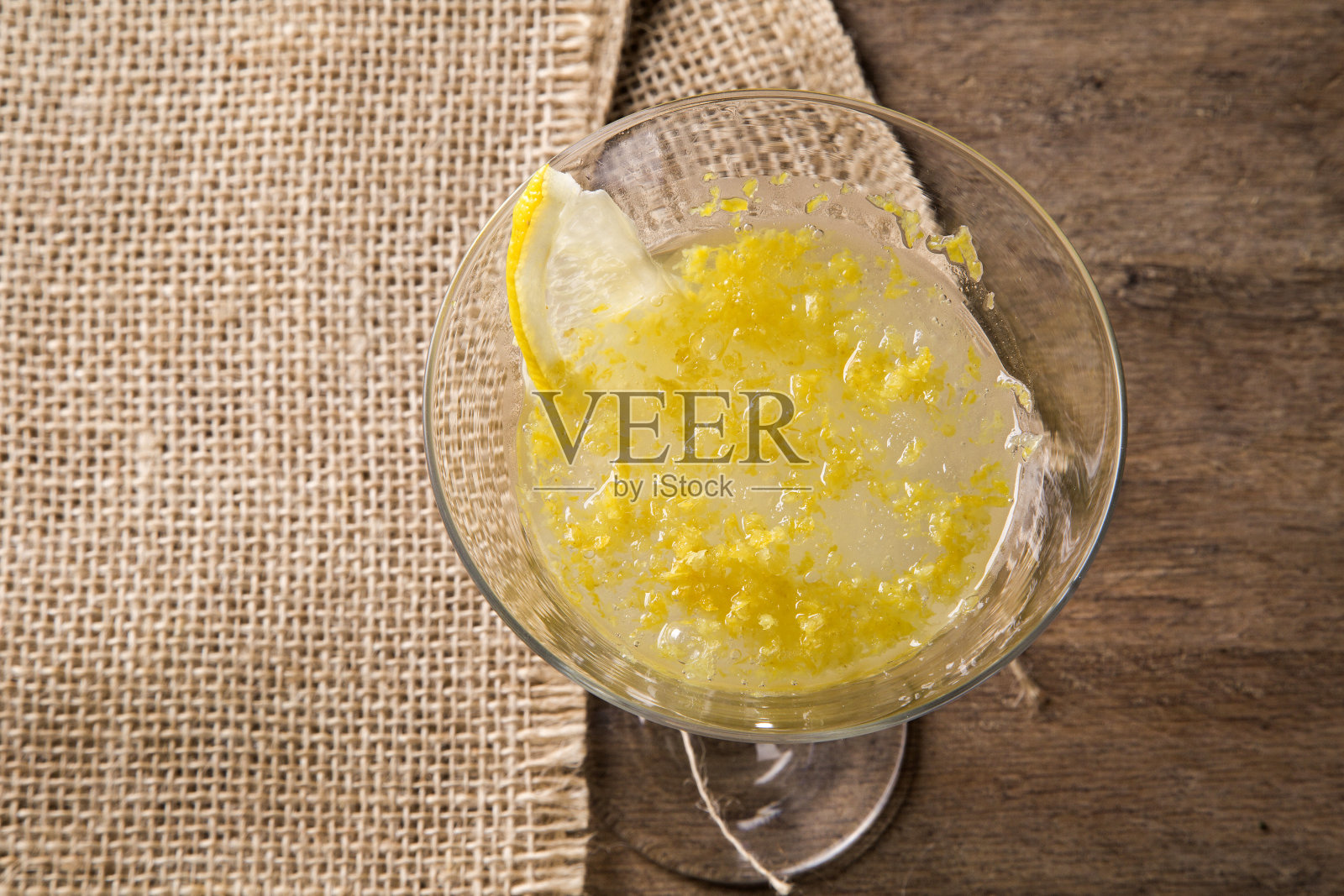 木质背景上的柠檬冰糕照片摄影图片