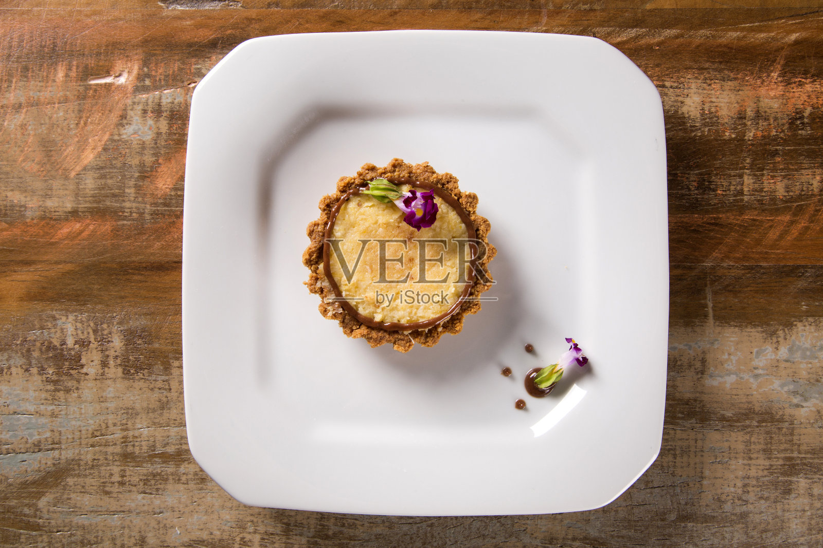 白色盘子里的榛子奶油玉米芝士蛋糕。照片摄影图片