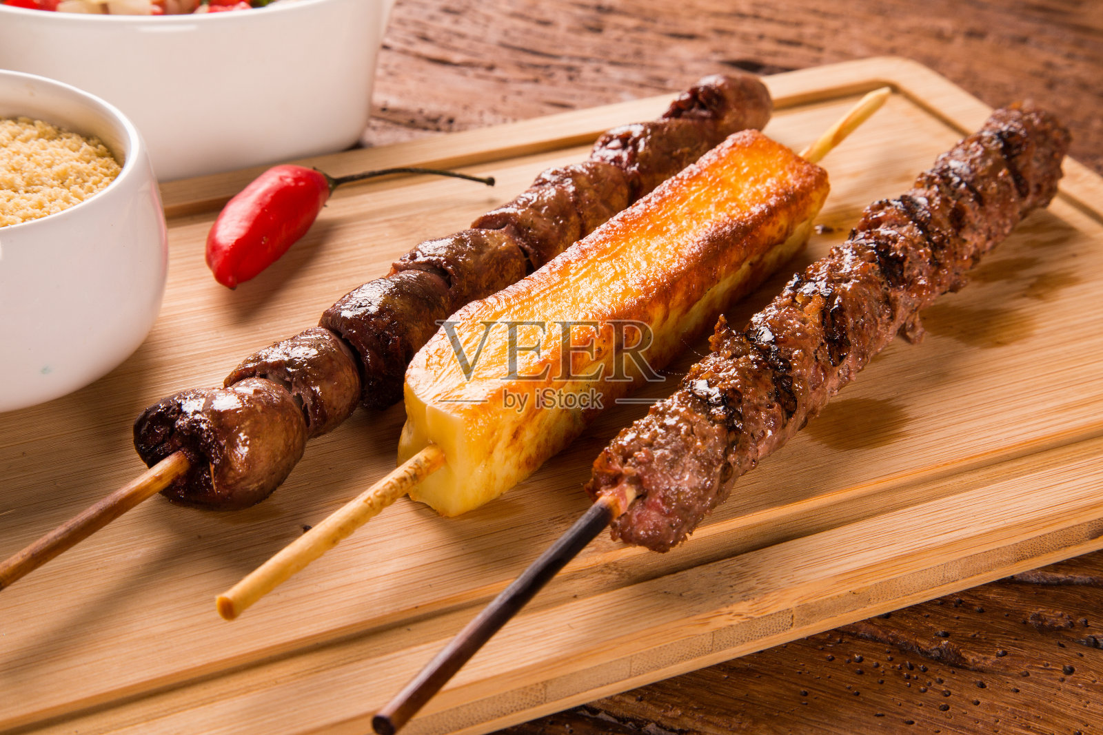 板上放着什锦牛排串照片摄影图片