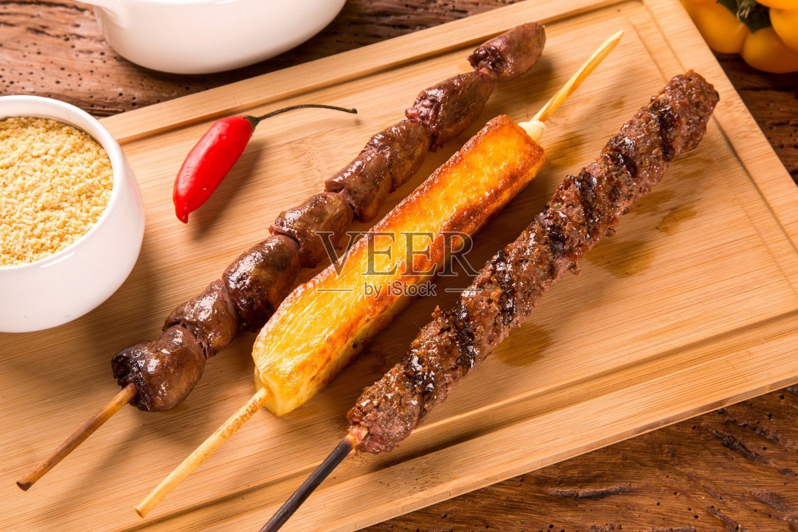 板上放着什锦牛排串照片摄影图片