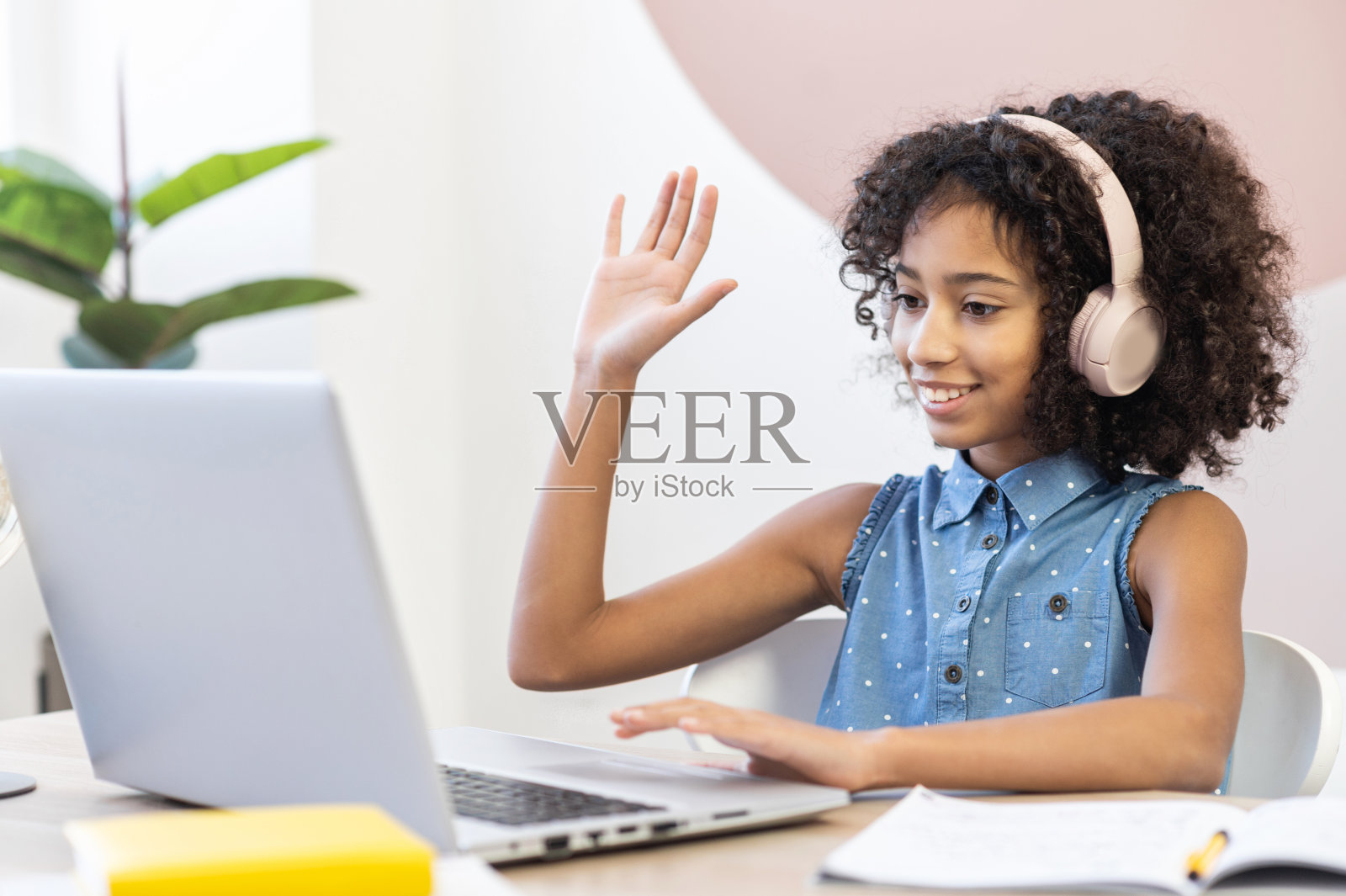 一位非洲女学生正在网上学习照片摄影图片