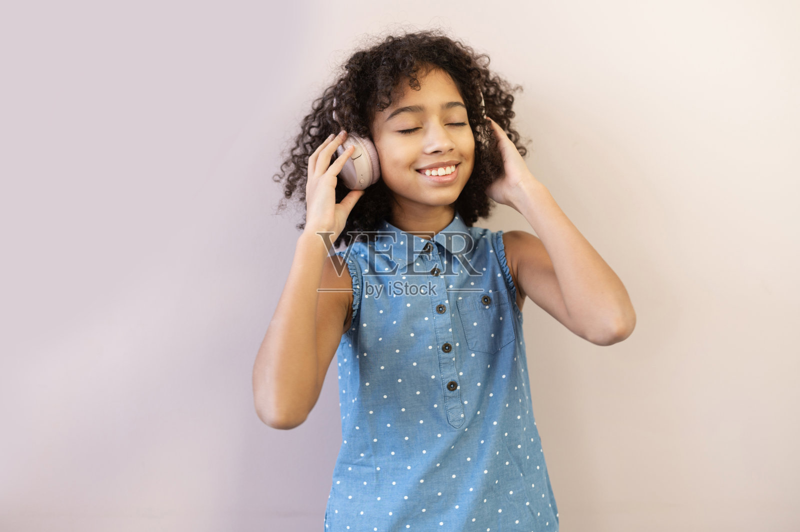 一个漂亮的非裔美国女孩照片摄影图片