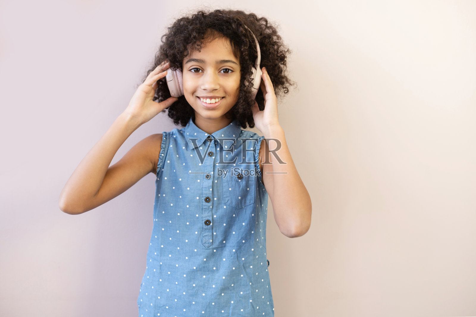 一个漂亮的非裔美国女孩照片摄影图片