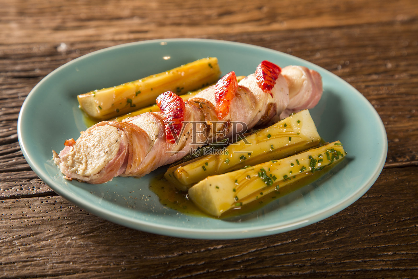 美味的培根鸡和棕榈烤pupunha照片摄影图片