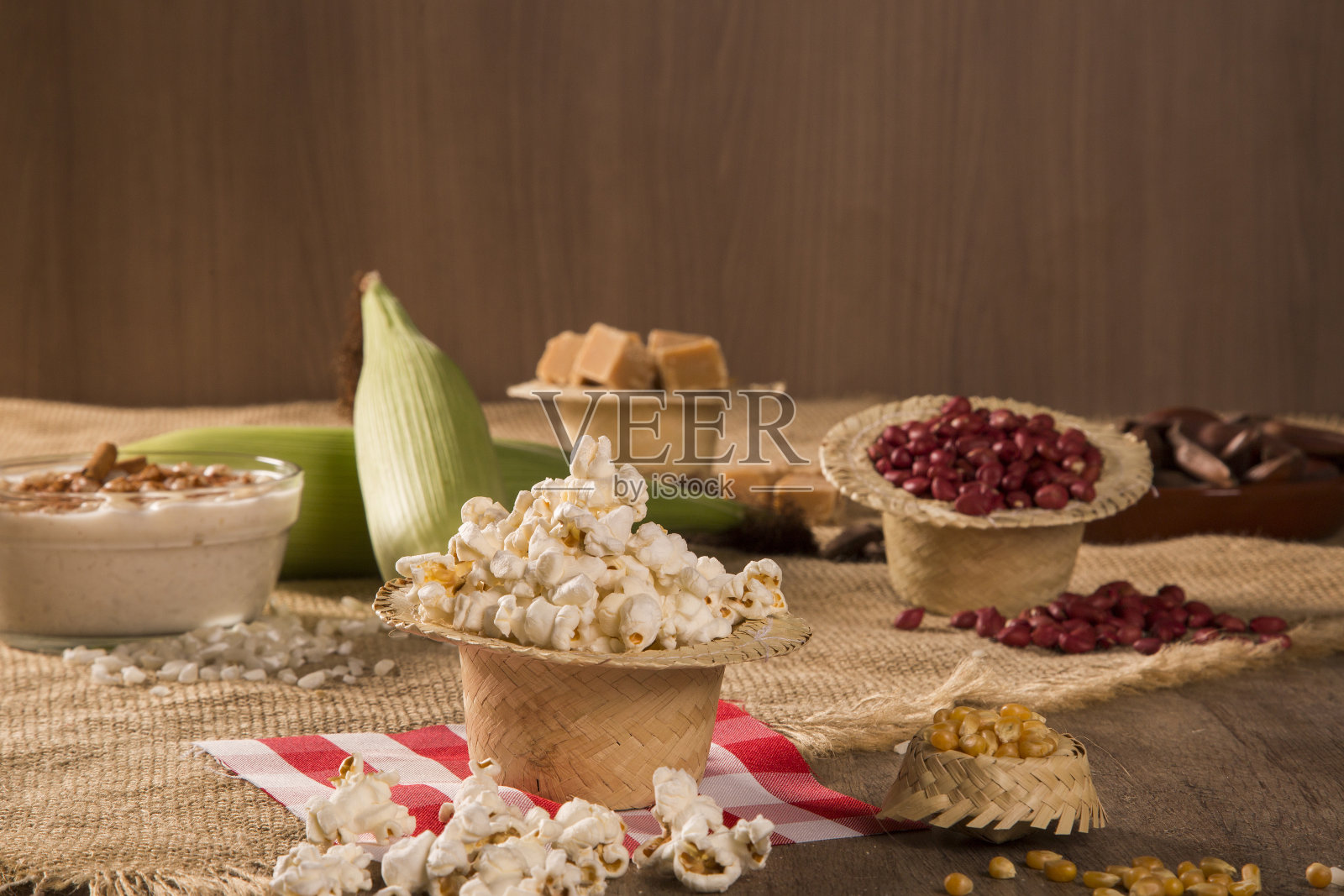 玉米和爆米花放在桌子上。巴西朱尼纳节日派对。照片摄影图片