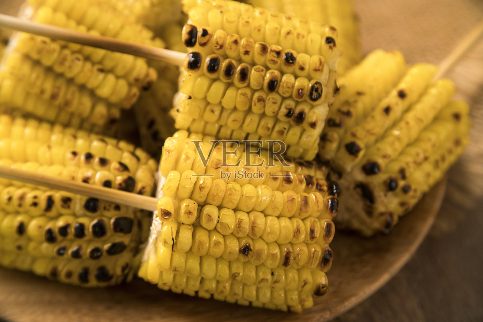餐桌上的烤玉米和典型的巴西朱尼纳食物照片摄影图片