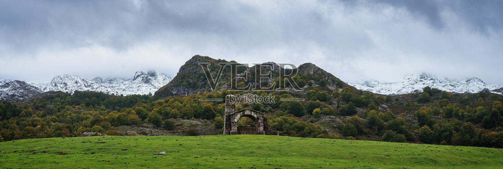 西班牙，皮科斯德欧罗巴，科瓦东加湖，好牧人修道院照片摄影图片