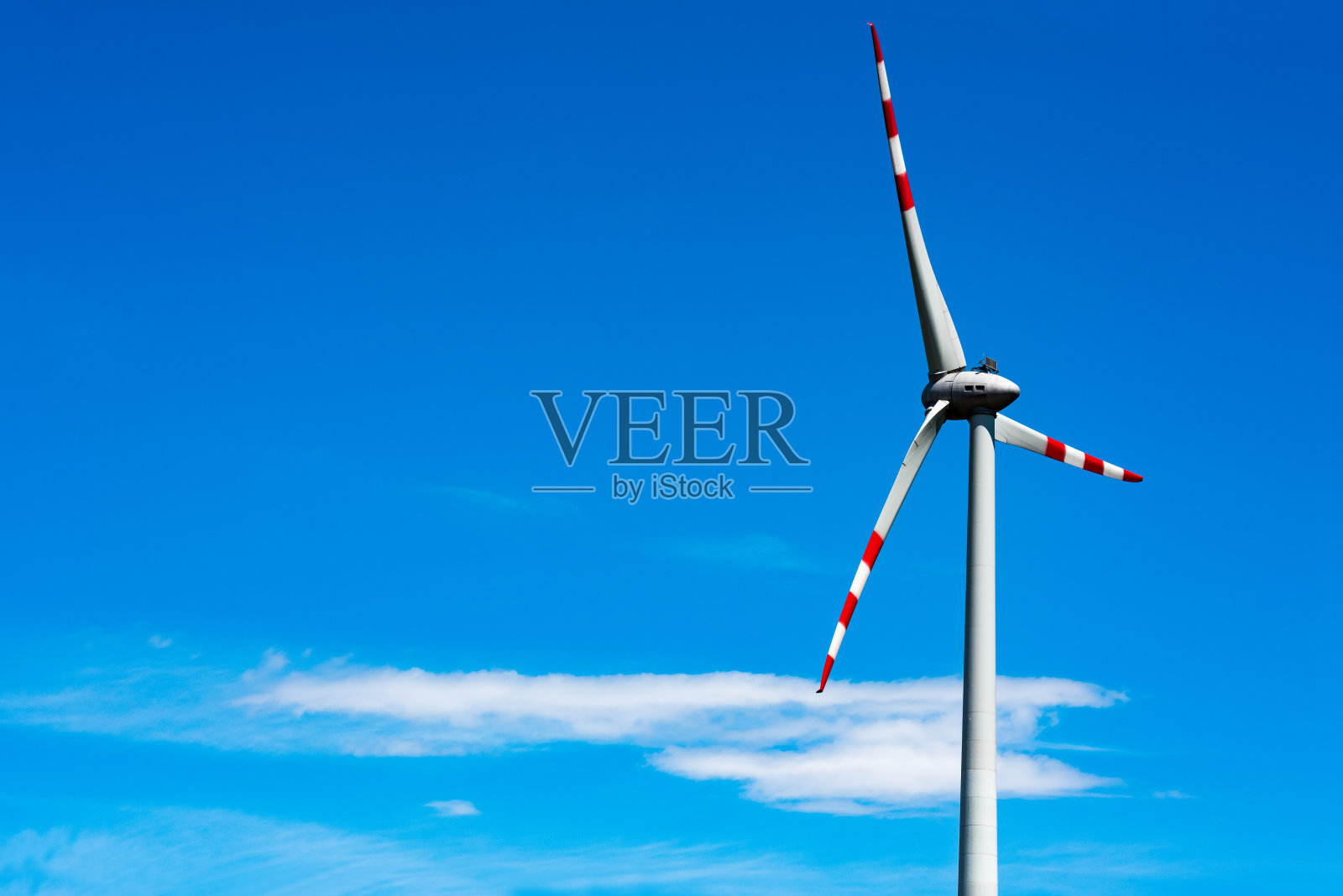 风力涡轮机banner背景：云雾笼罩下的风力涡轮机顶视图，可再生能源概念照片摄影图片