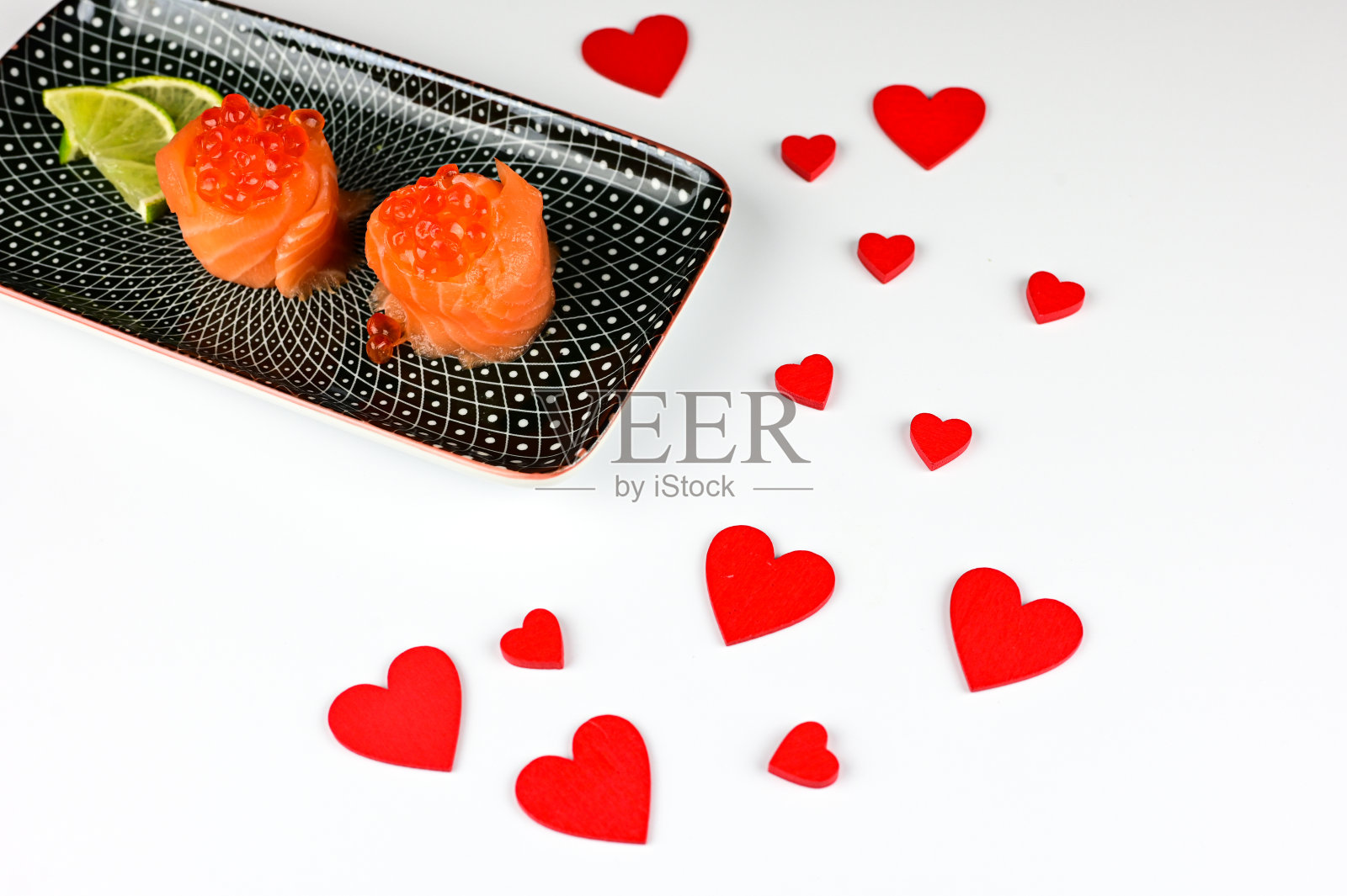 情人节的心形晚餐寿司。浪漫的海鲜美食。照片摄影图片