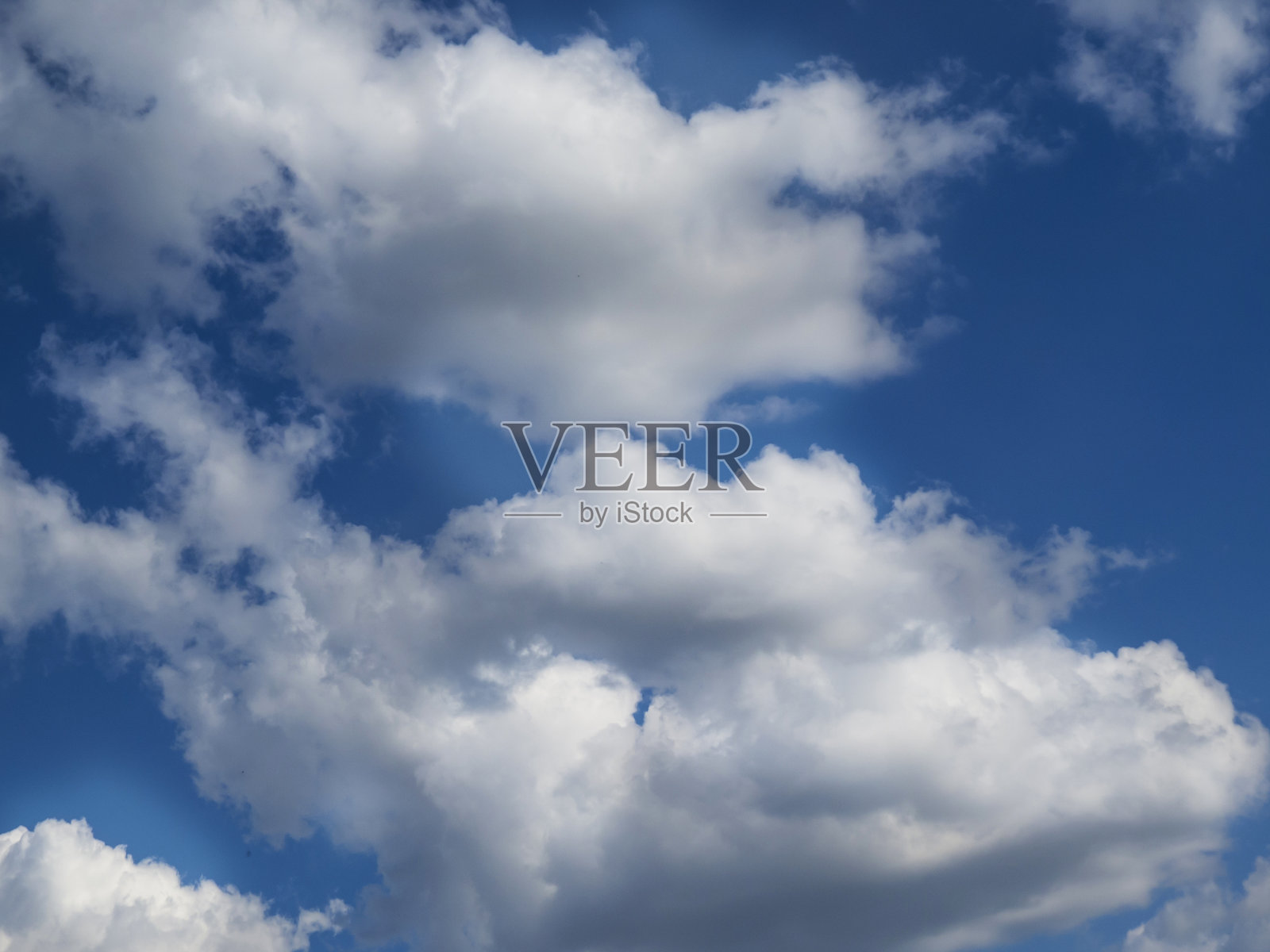 蓝天和白云。夏天的一天。照片摄影图片