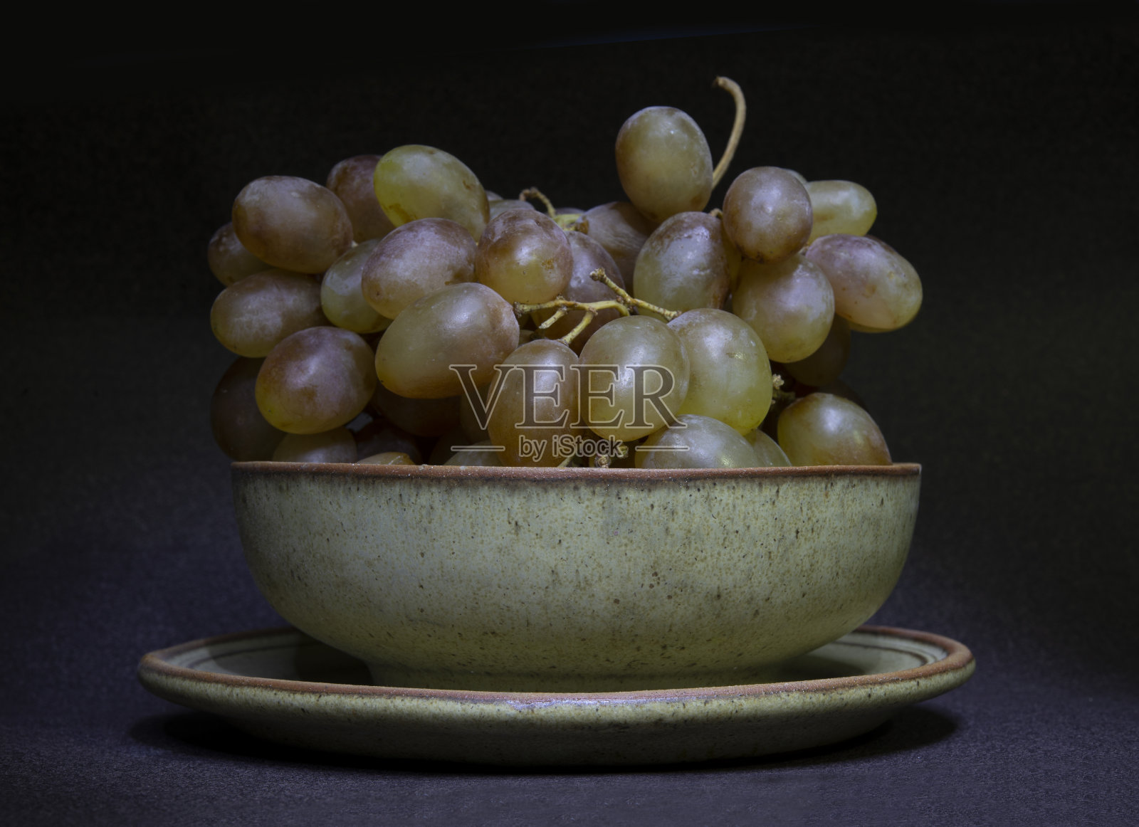 壶满天然新鲜葡萄孤立的背景照片摄影图片