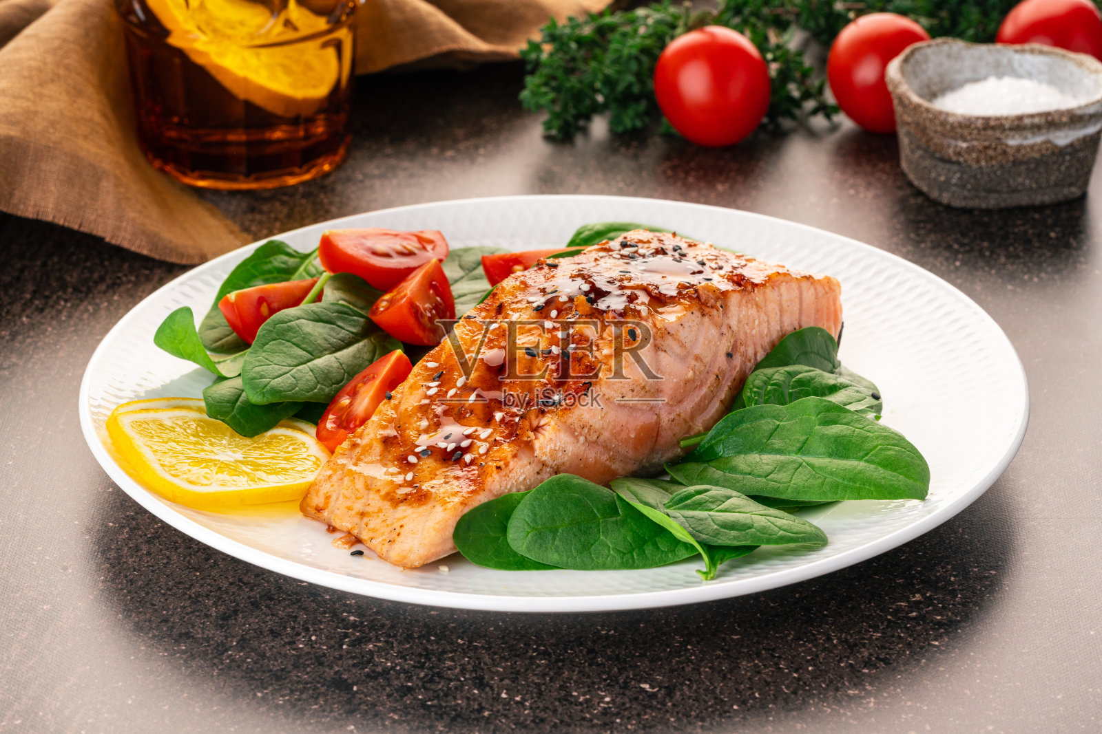 烤或炸鲑鱼和沙拉，旧石器食谱，生酮食谱，食物食谱，预防饮食。地中海食物与蒸鱼照片摄影图片