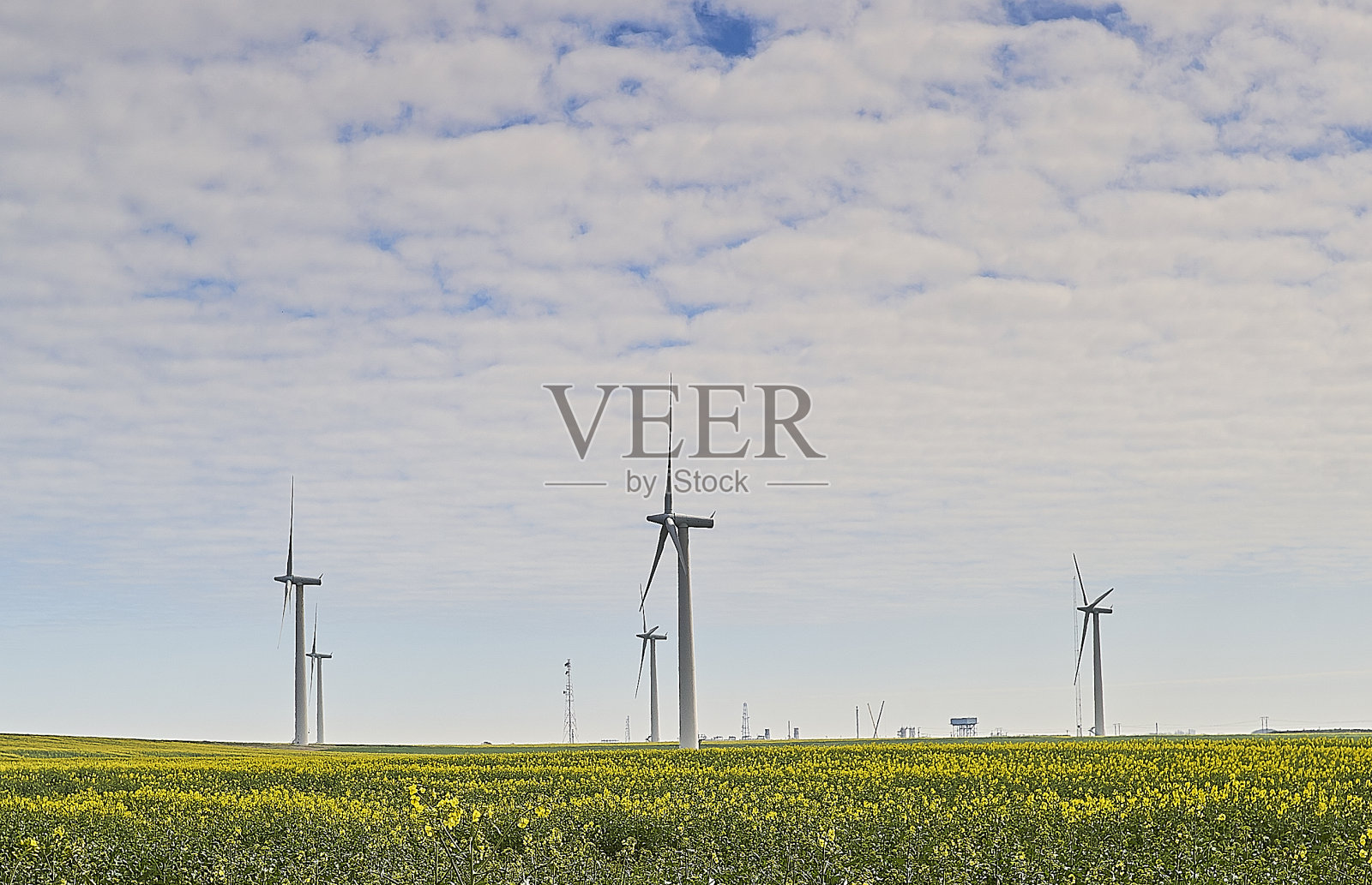 风力涡轮机在农田，霍尔德内斯，约克郡照片摄影图片