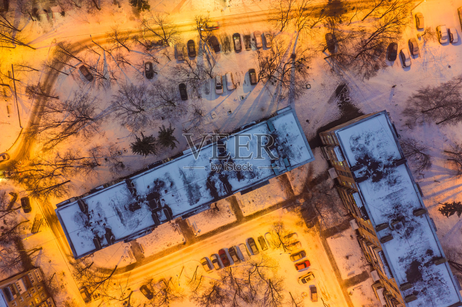 冬季傍晚从空中俯瞰哈尔科夫的建筑屋顶照片摄影图片