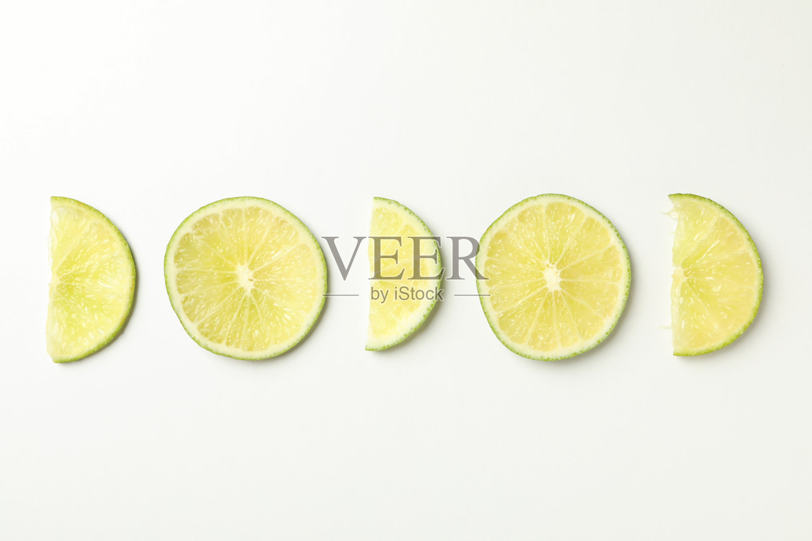 在白色的背景上放上成熟的酸橙照片摄影图片