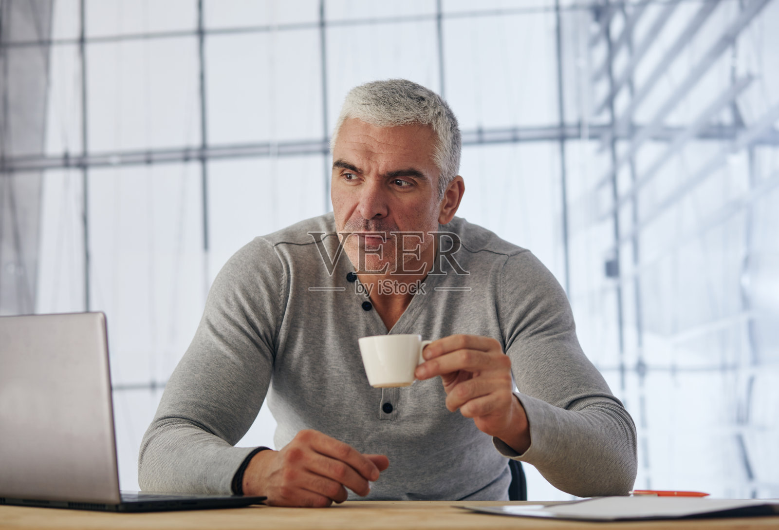 英俊的商人在办公室喝茶或喝咖啡照片摄影图片