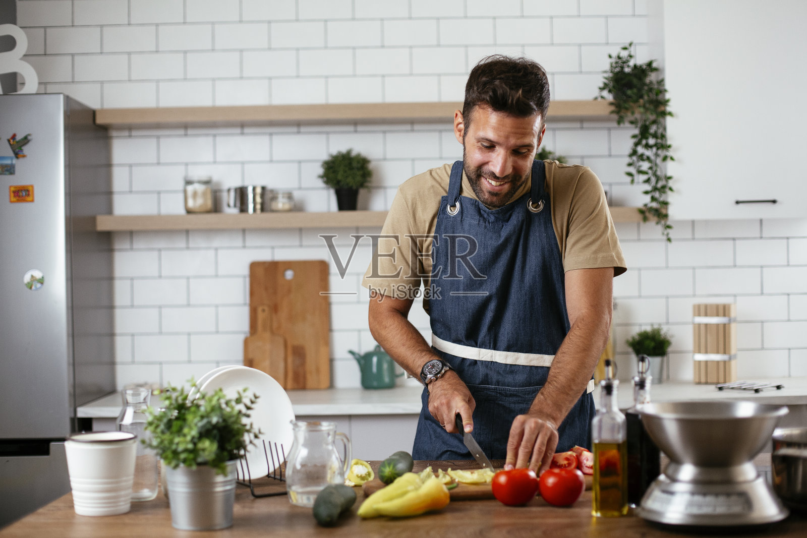 年轻人正在准备美味的食物。照片摄影图片