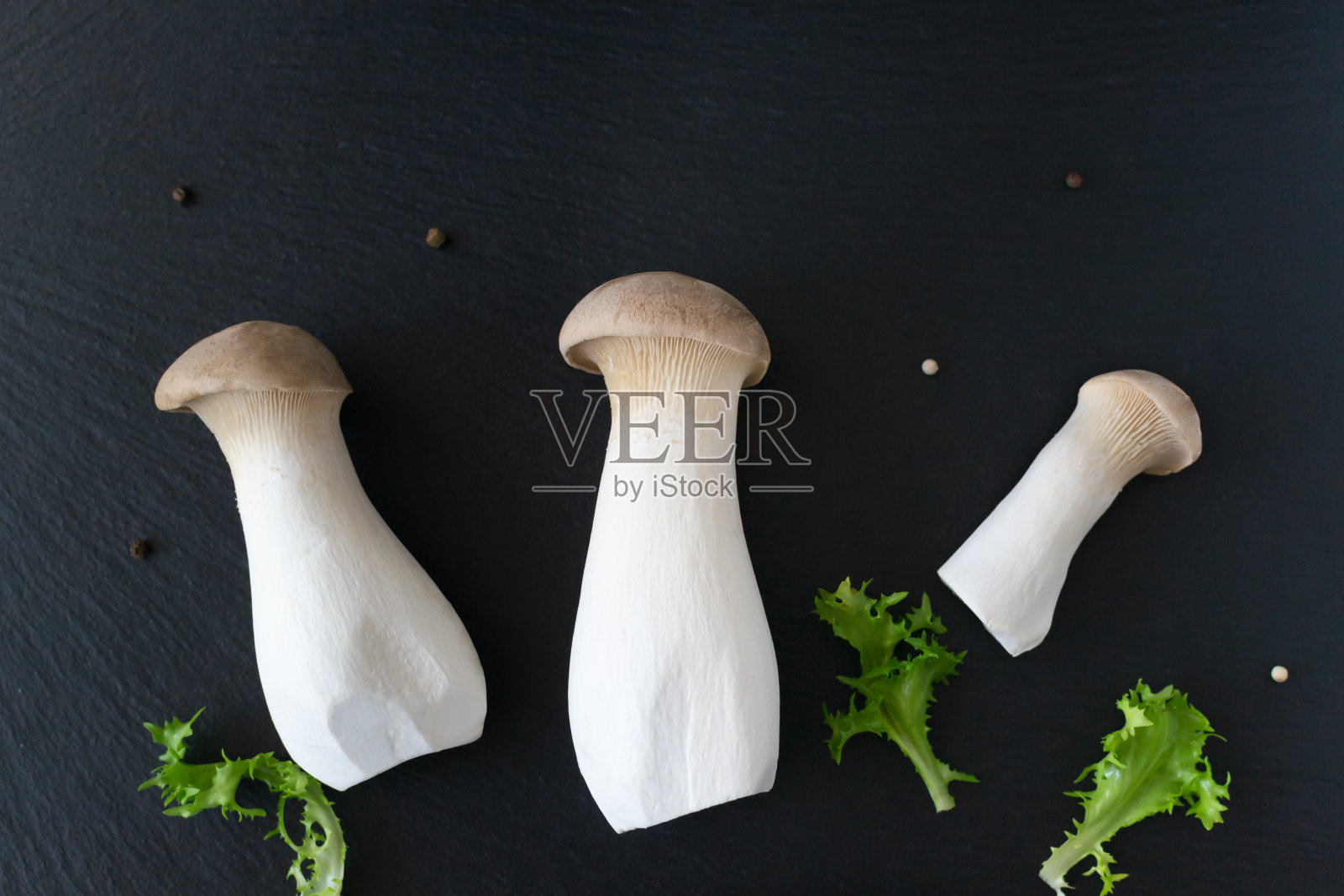 乌灵菇和香草在黑色的背景。照片摄影图片