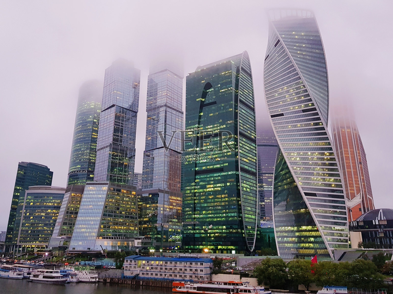 浓雾笼罩的莫斯科摩天大楼。照片摄影图片