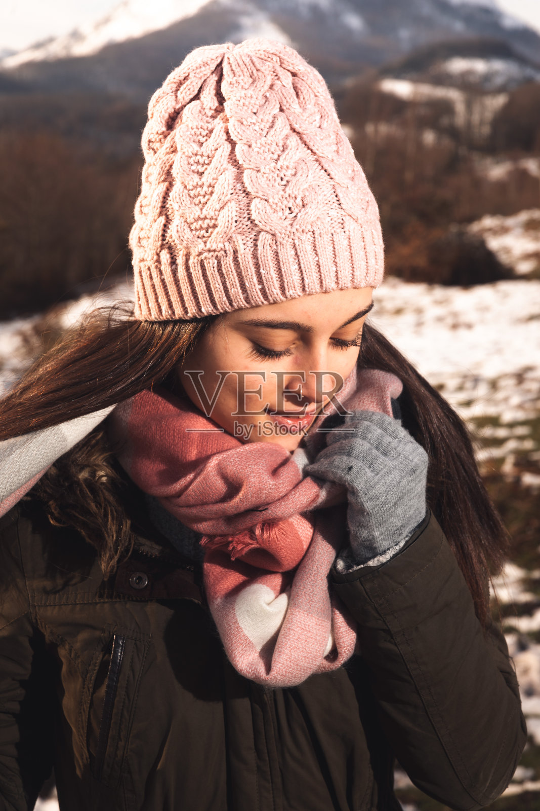 雪山上的女孩照片摄影图片