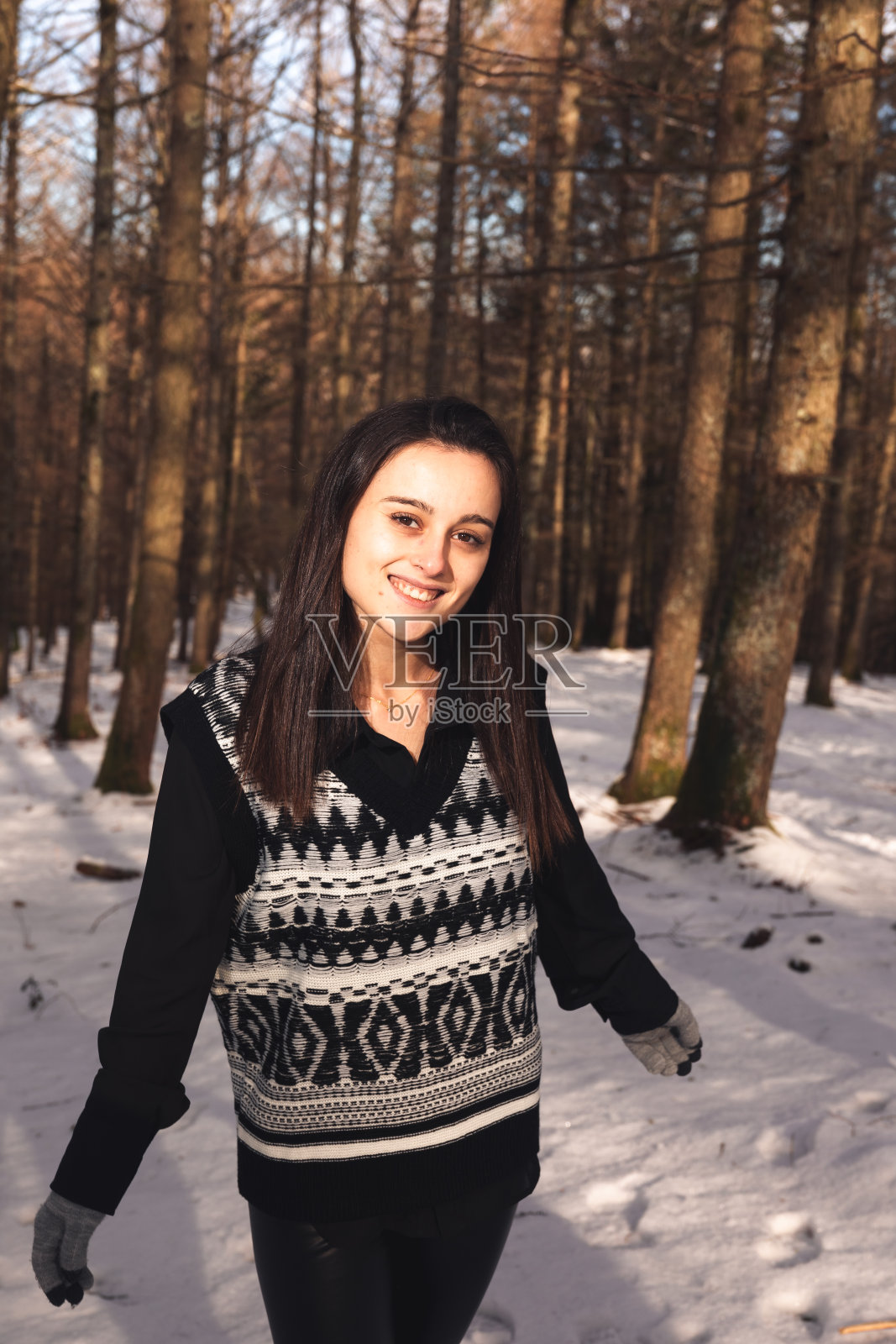 雪地上的女孩照片摄影图片