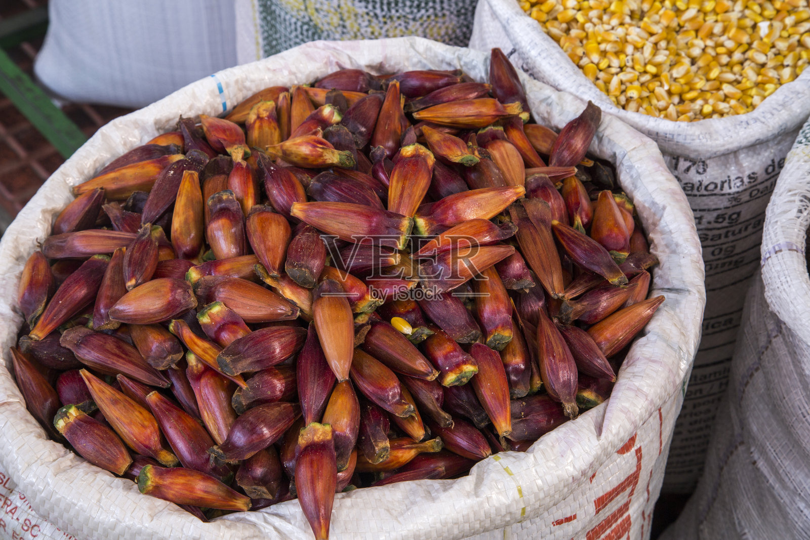 库里蒂巴，巴拉那/巴西——2017年7月:库里蒂巴市政市场出售杂货。照片摄影图片