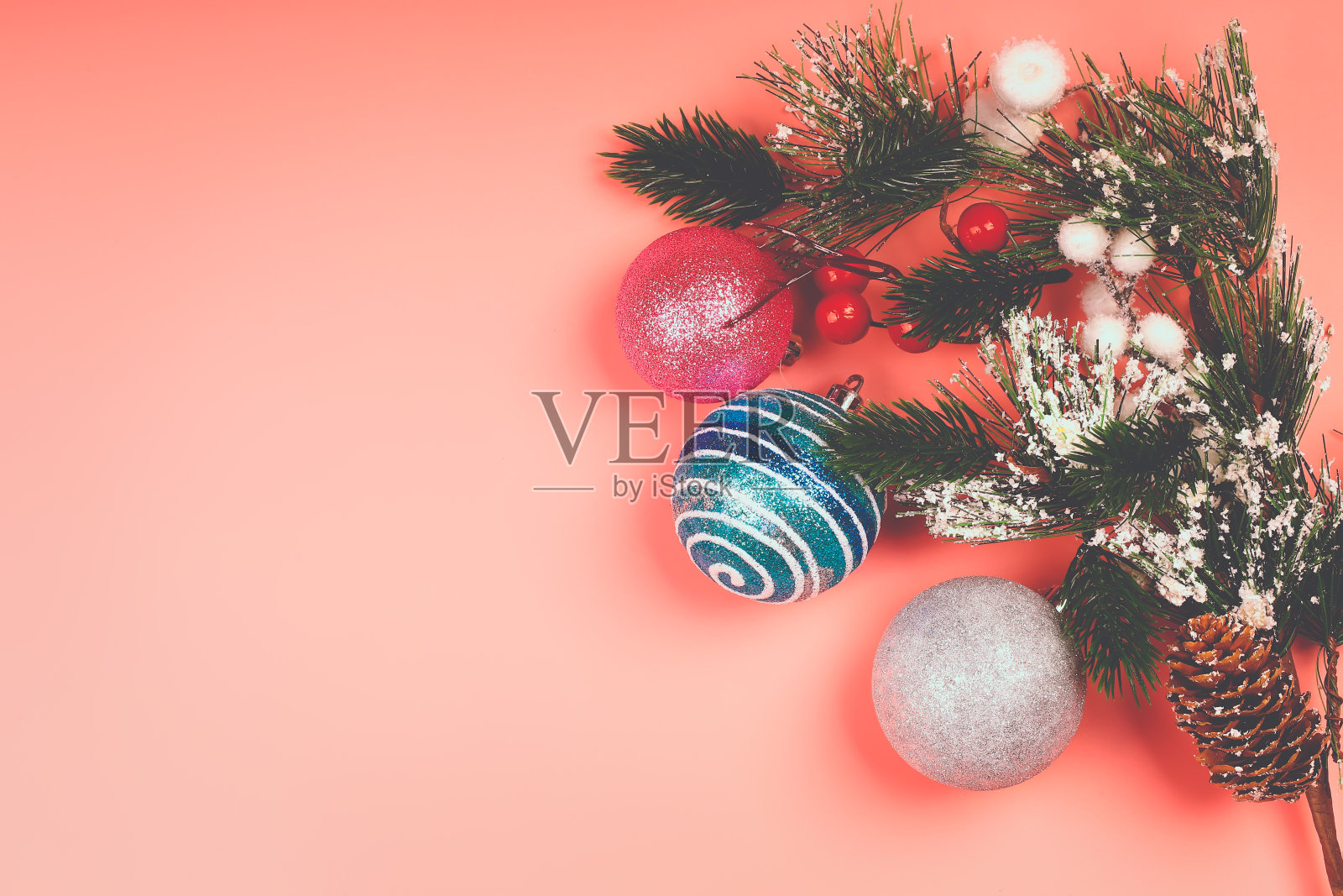 圣诞布局蓝色闪烁圣诞球与云杉枝在粉红色的背景。放置文本，平面样式，顶视图。简约的北欧风格。照片摄影图片