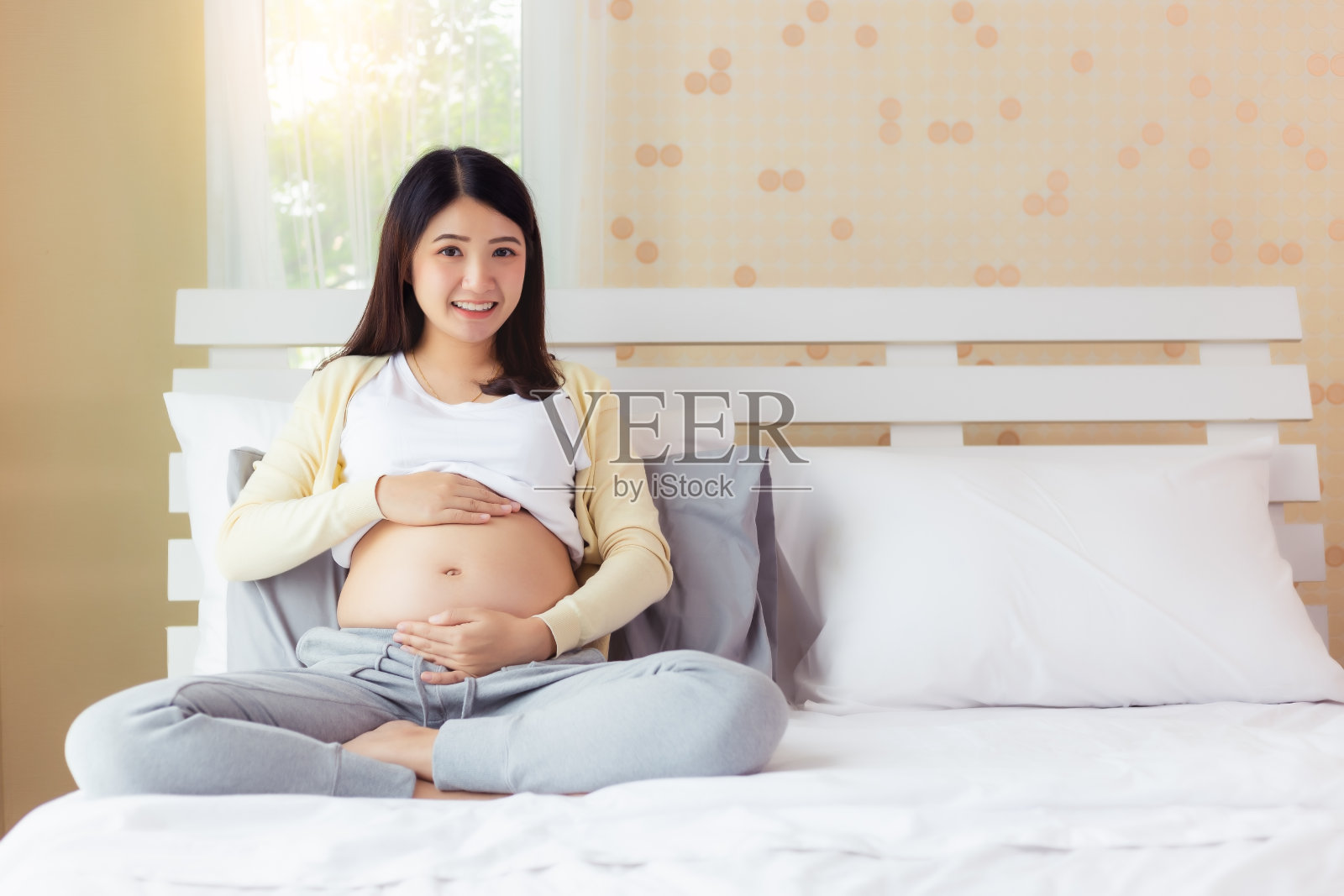 年轻的亚洲母亲非常爱她的孩子，等待和期待的孩子有良好的健康照片摄影图片