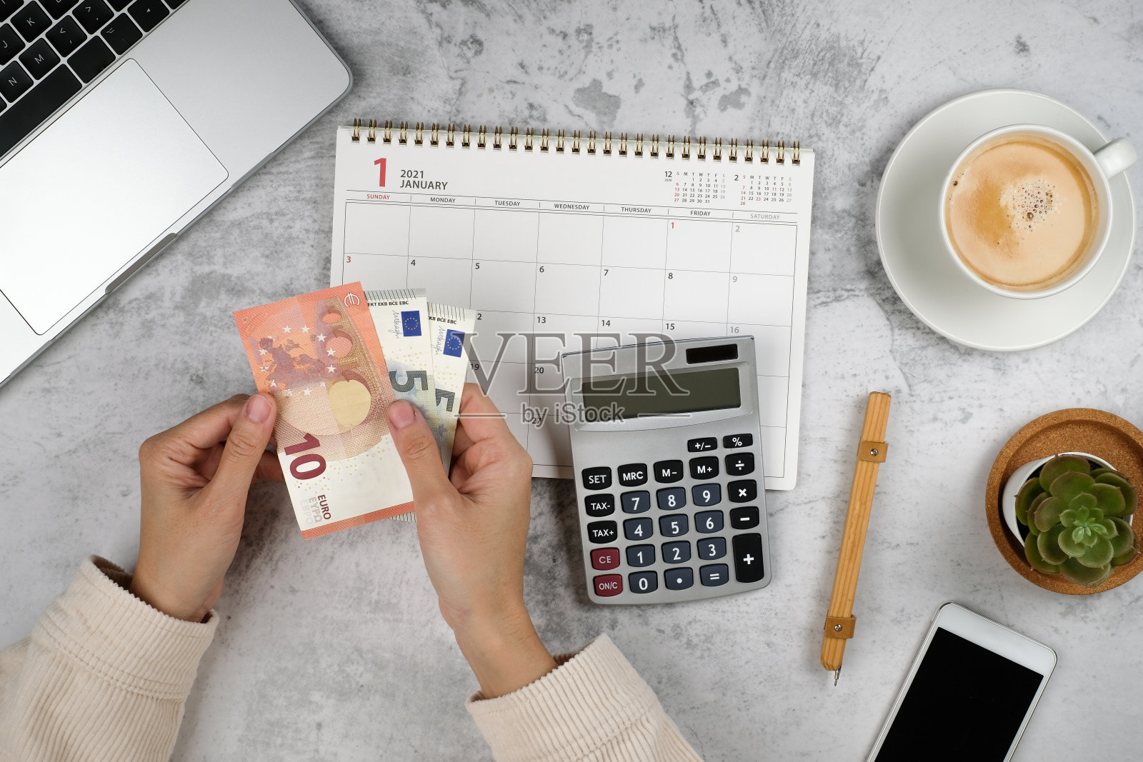资金规划师和2021年的日历。退休和储蓄的财务和投资计划。欧元钞票。照片摄影图片