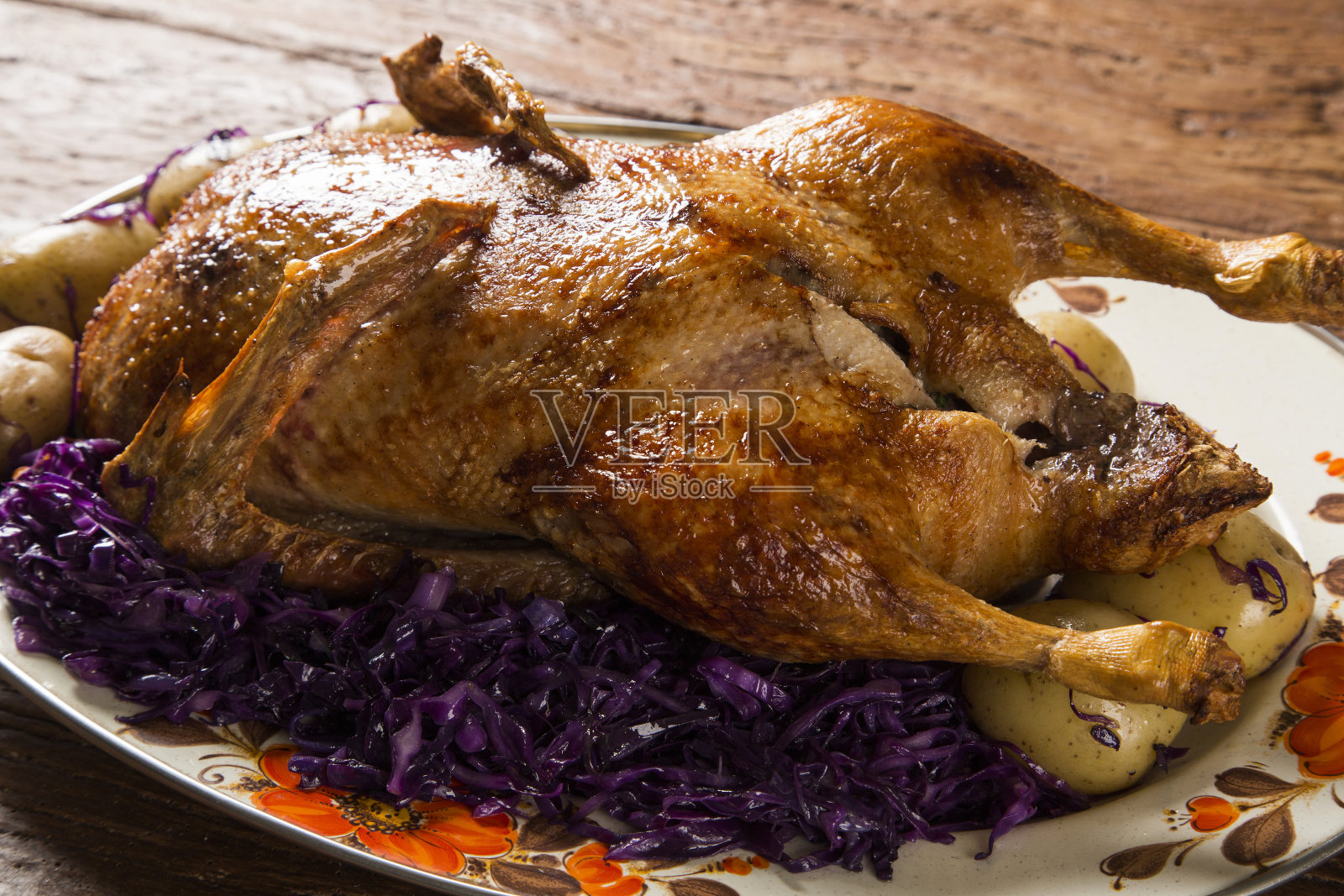 土豆紫甘蓝烤鸭照片摄影图片