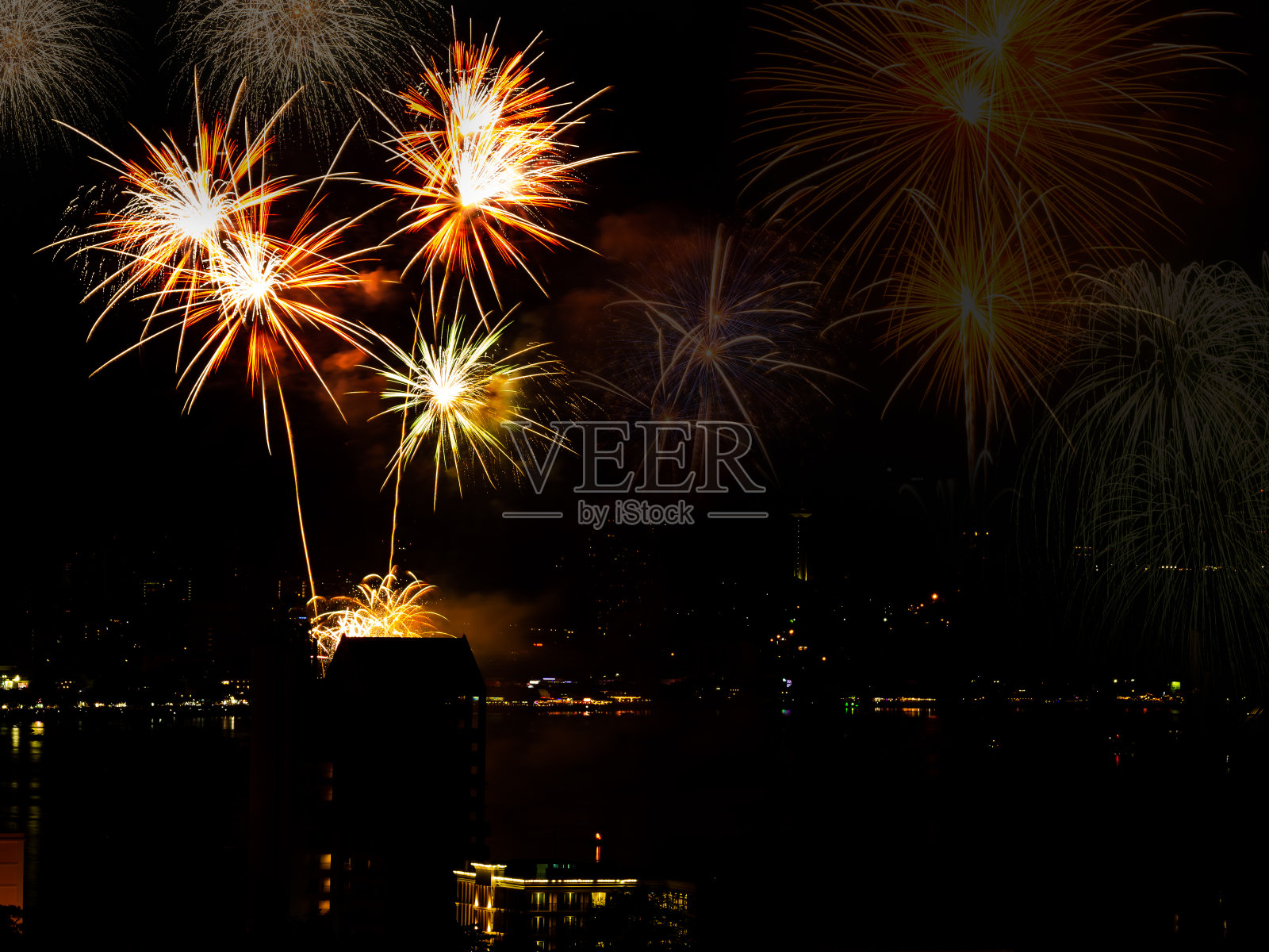 黑色背景上的彩色烟花与大海在晚上。照片摄影图片