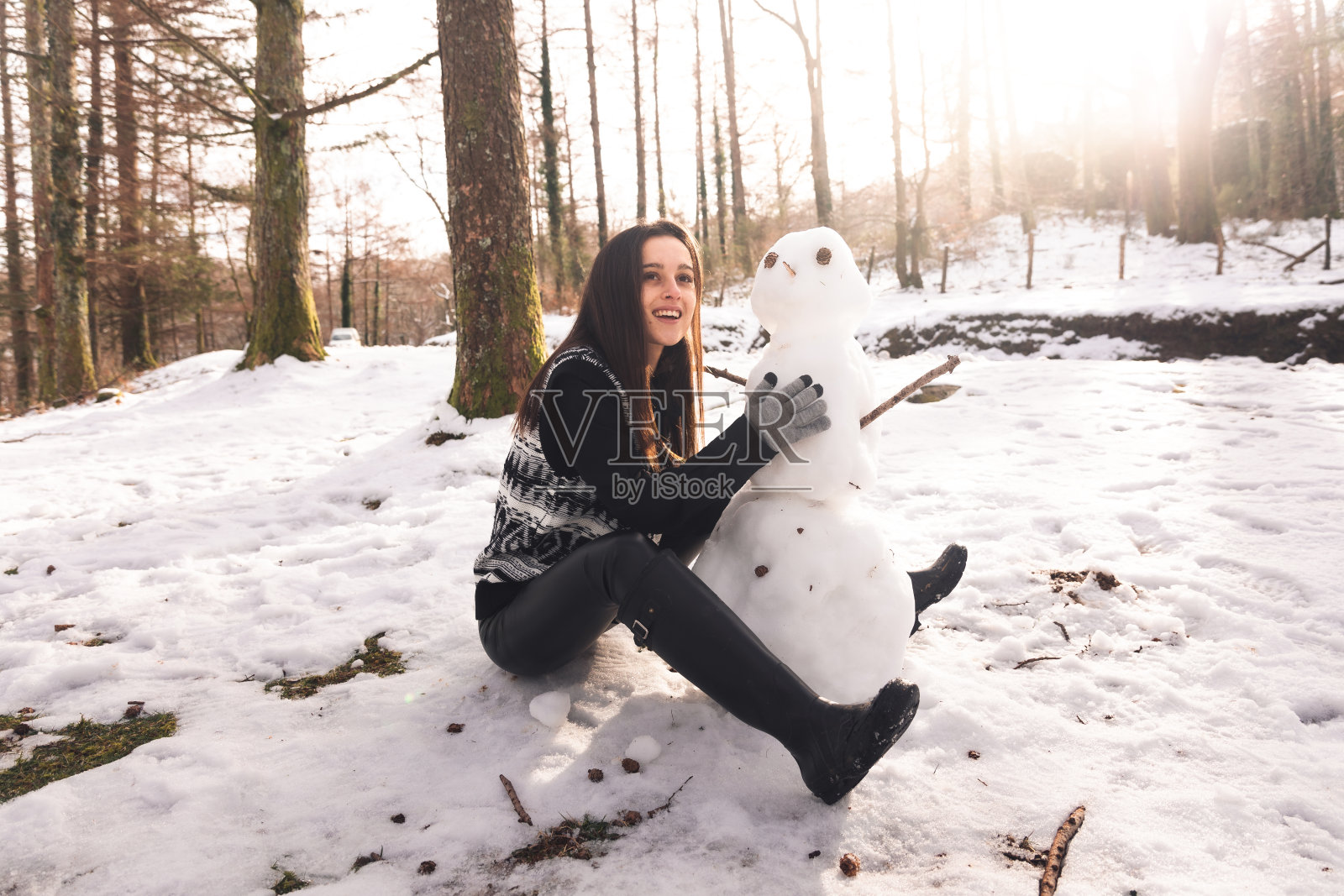女孩堆雪人照片摄影图片