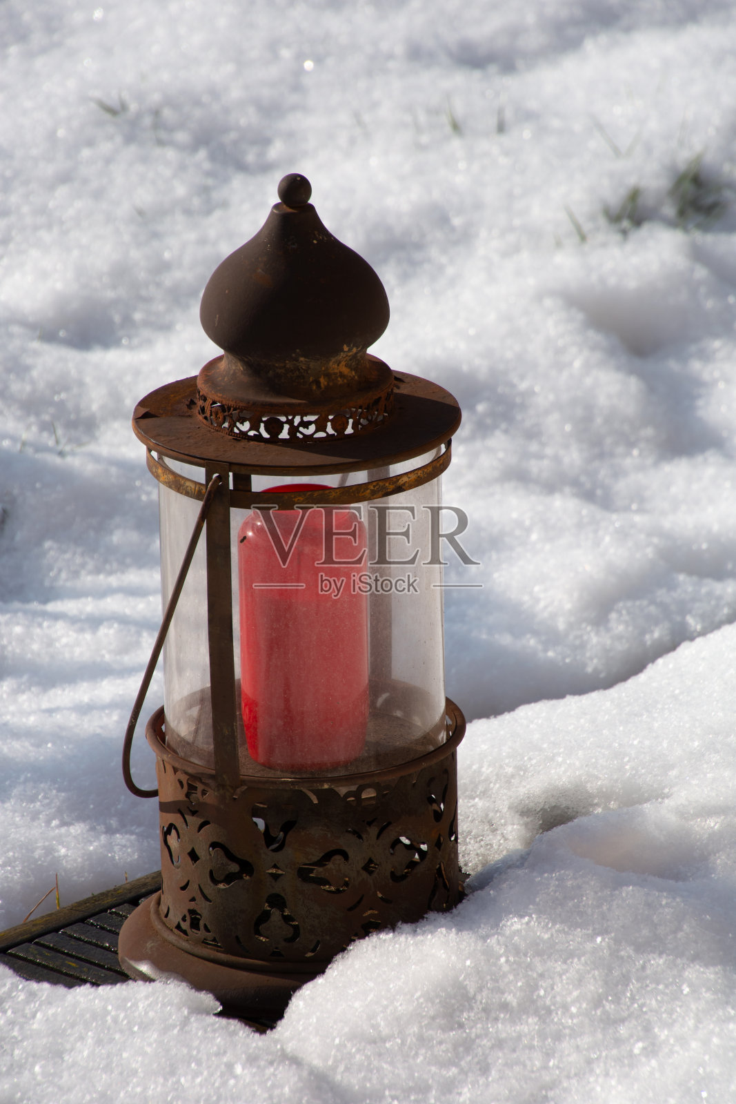 生锈的古董灯笼外面的阳光雪景作为希望和未来的象征照片摄影图片