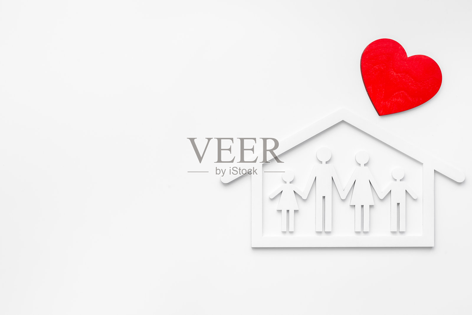 心形木屋里的家庭形象。幸福家庭，保护理念照片摄影图片