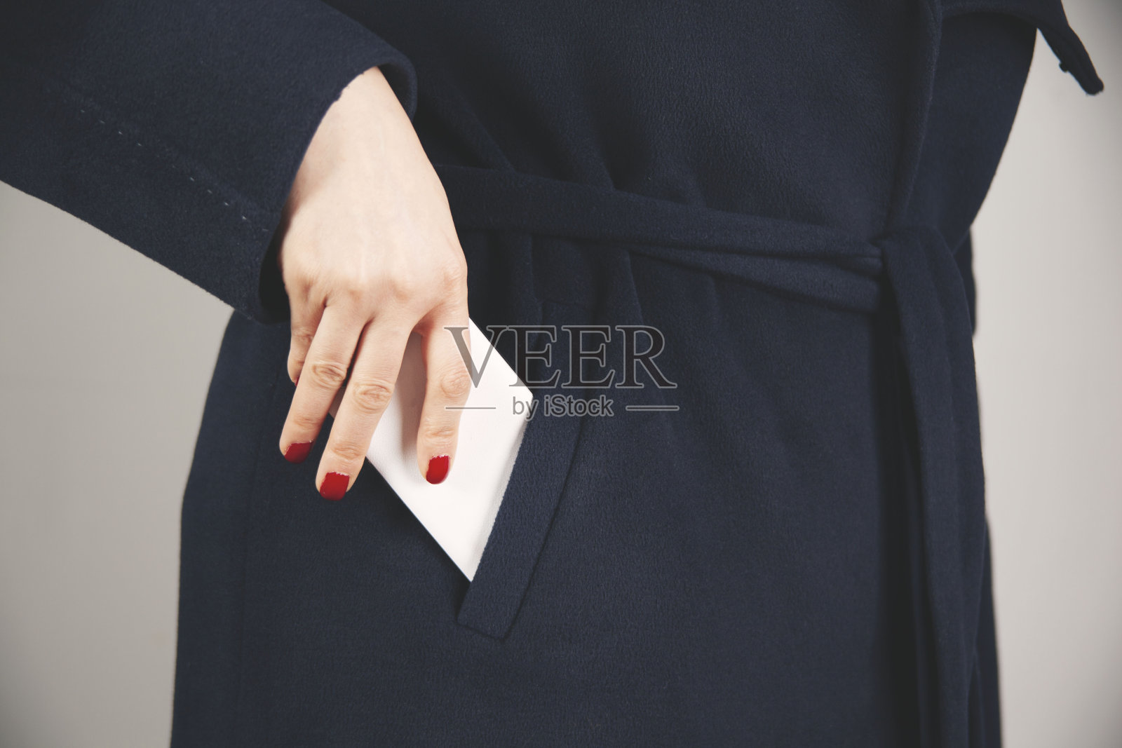 女人把手机放在口袋里照片摄影图片