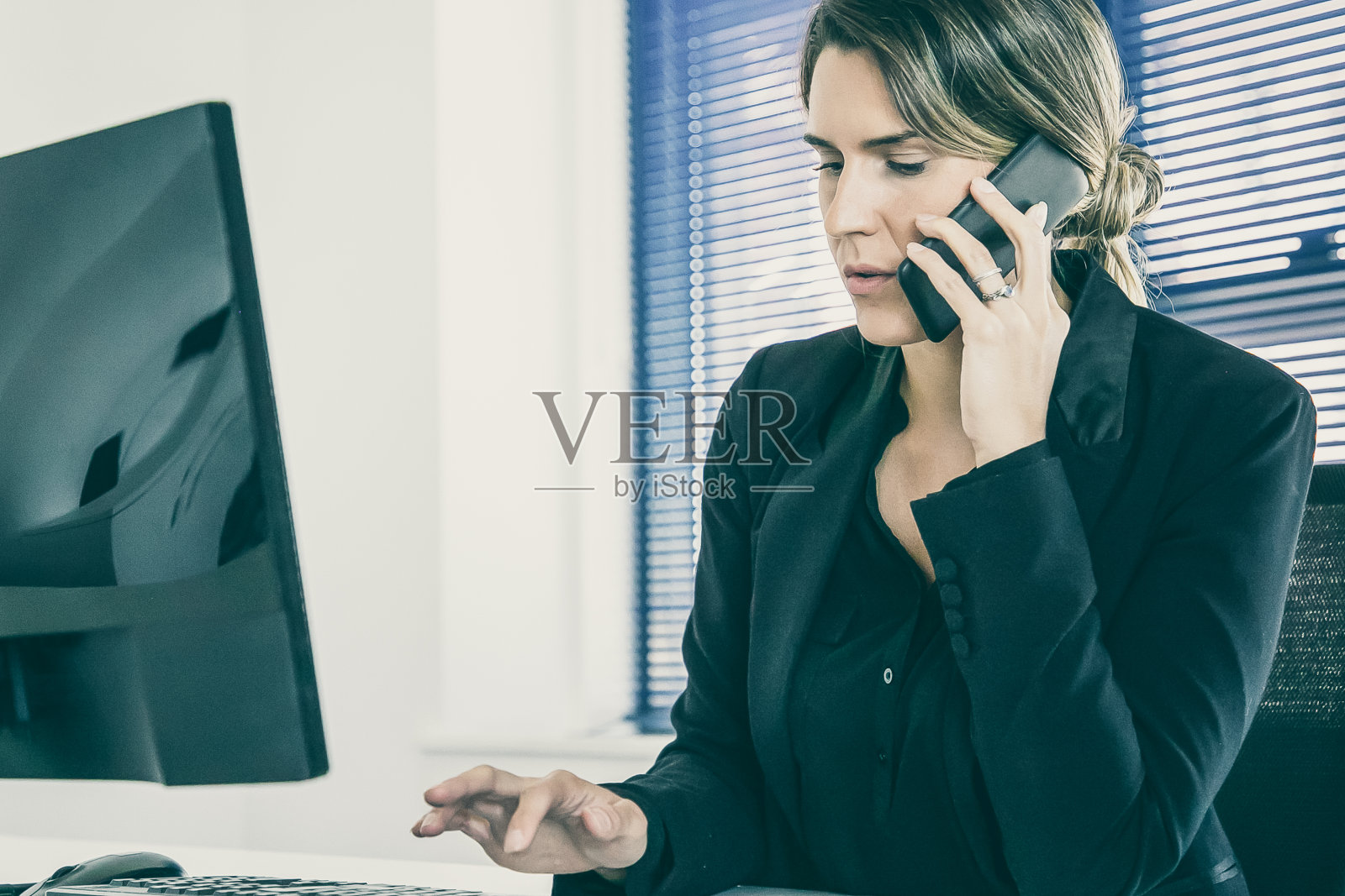 严肃的女性专业人士用手机聊天照片摄影图片