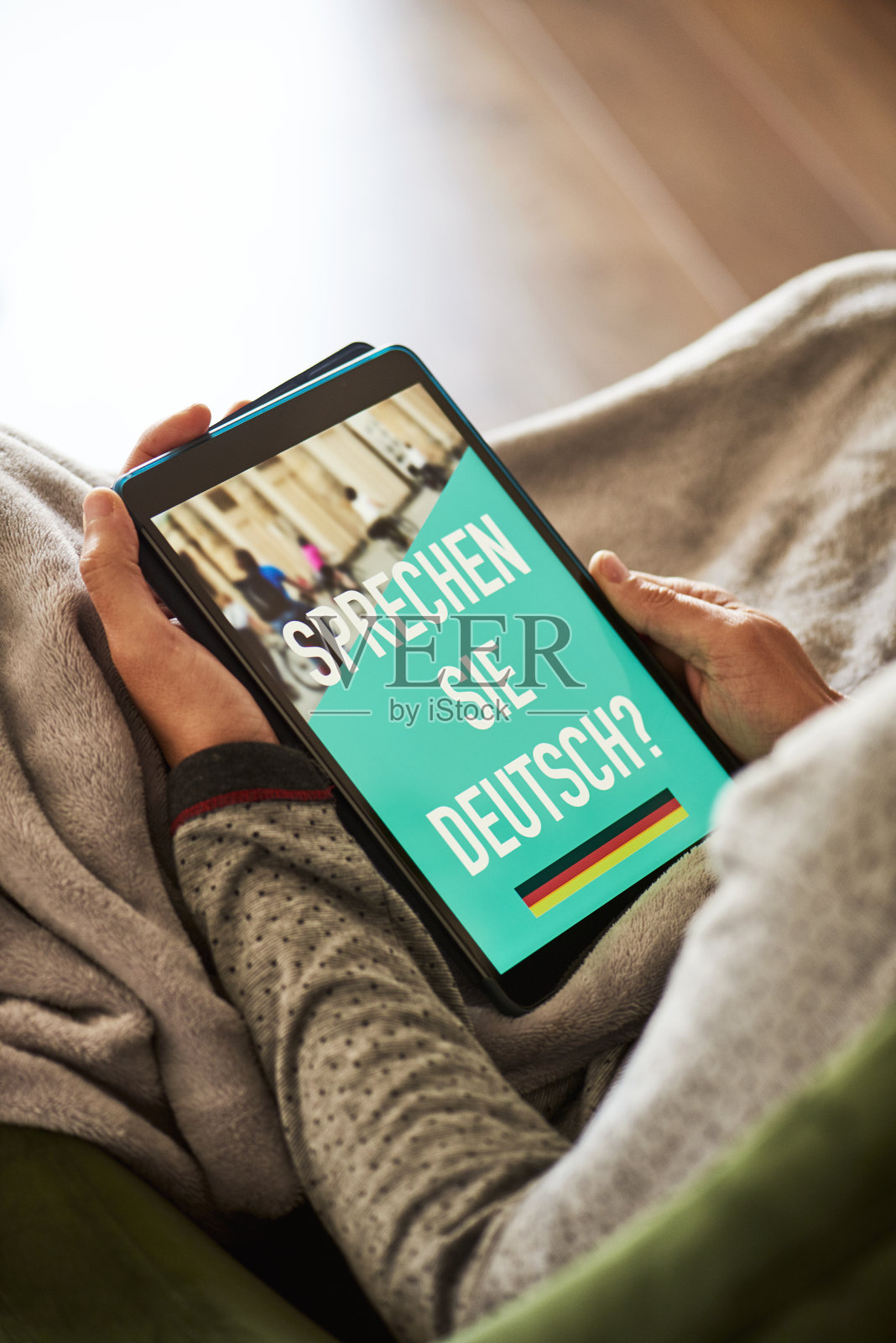 男人和文本你说德语在他的平板照片摄影图片