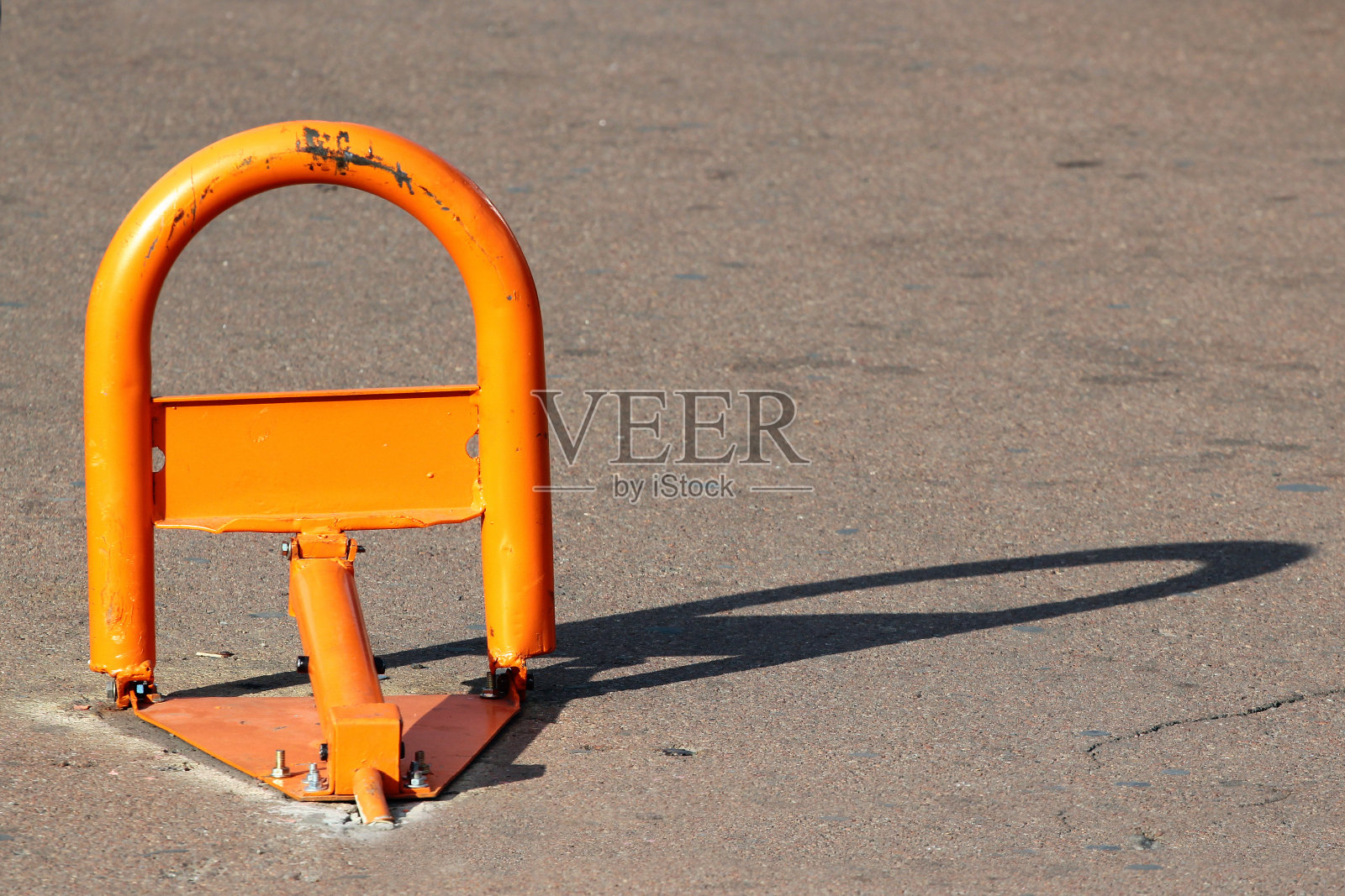 柏油路上的三腿停车屏障照片摄影图片