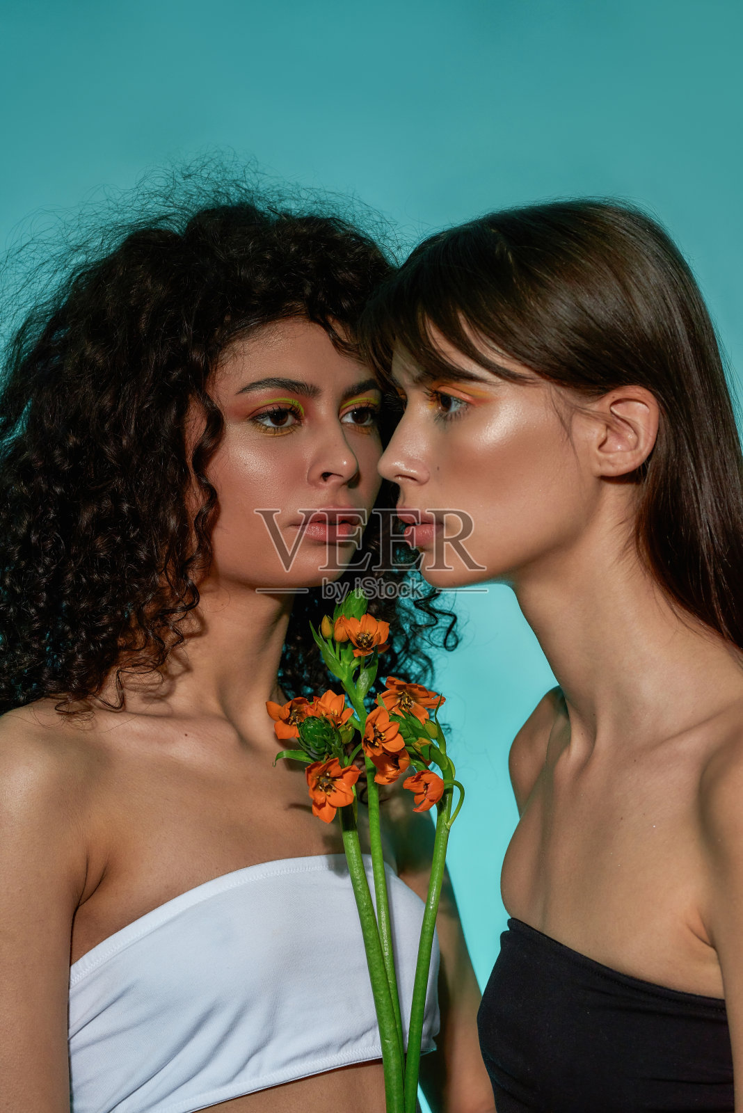 有魅力的女人，中间有一束花照片摄影图片