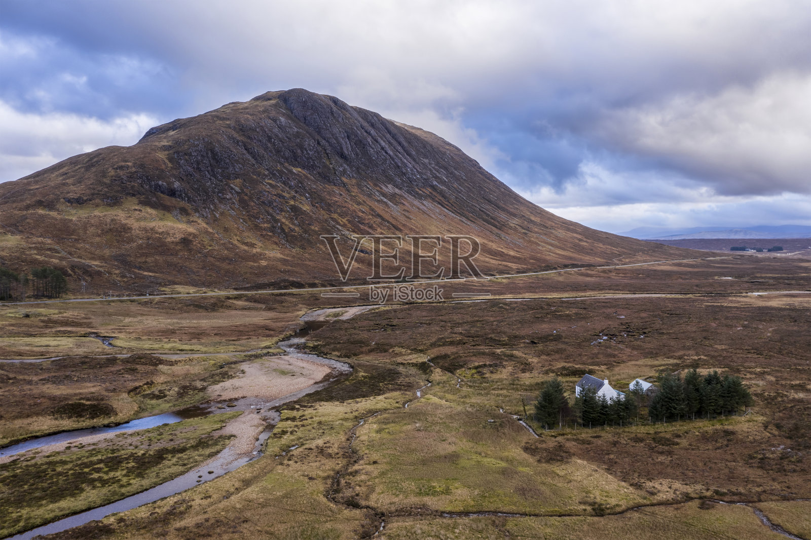 这是一幅冬日里苏格兰高地格伦科山脉、河流和山谷的壮观景象照片摄影图片