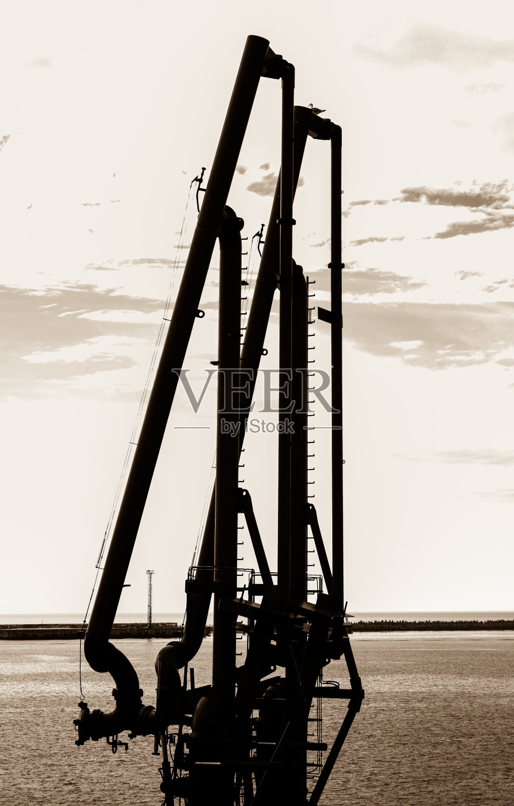 油泵。海上油气生产管道。照片摄影图片